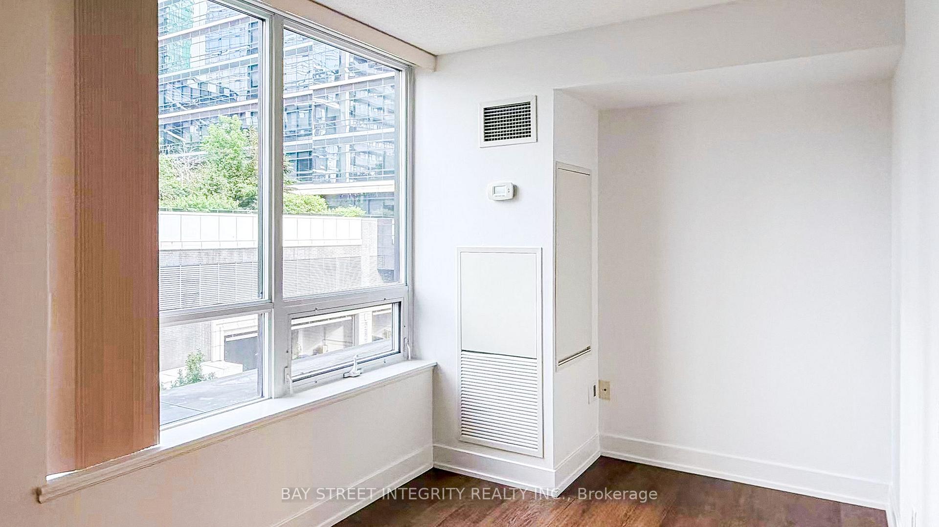 Photo 10 of Unit 402, 23 Sheppard Avenue E, North York, Willowdale East — HOMEH
