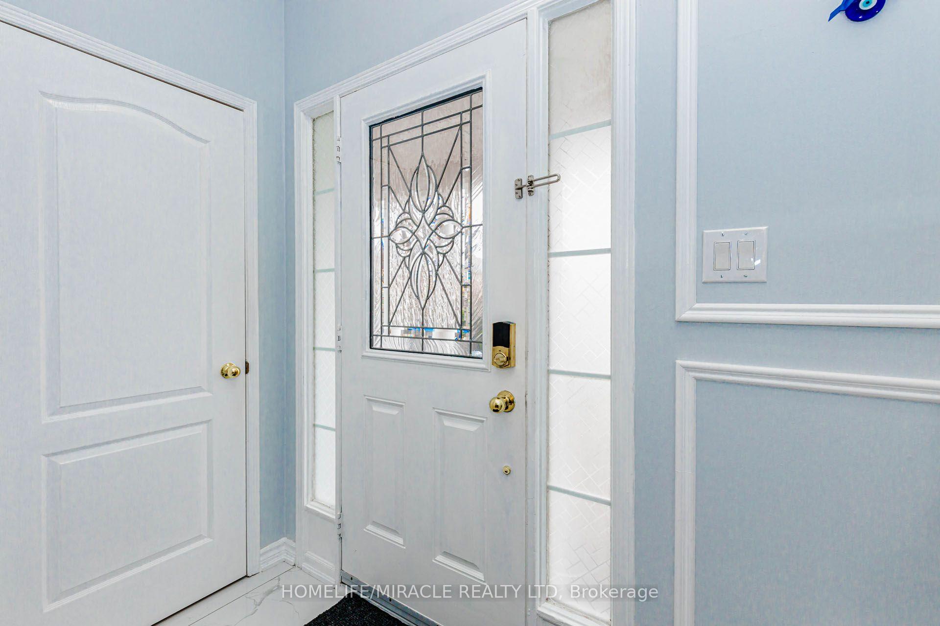 Photo 7 of 60 Bushmill Circle, Brampton, Fletcher's Meadow — HOMEH
