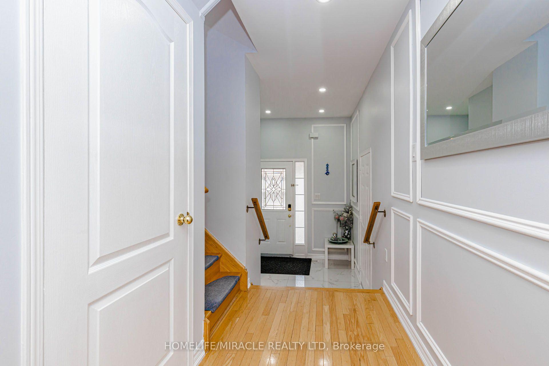 Photo 10 of 60 Bushmill Circle, Brampton, Fletcher's Meadow — HOMEH