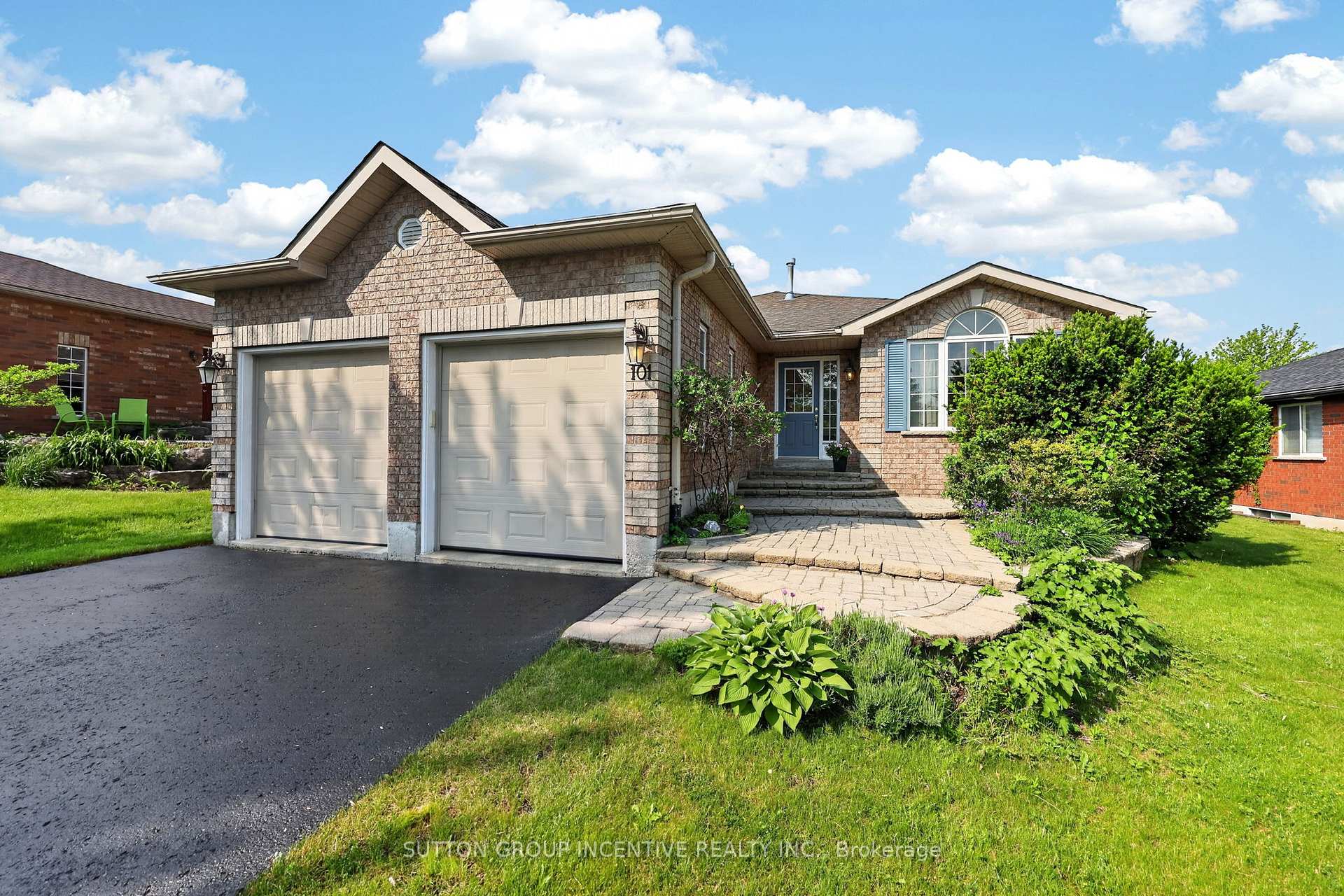 Photo 2 of 101 Lion's Gate Boulevard, Barrie, Little Lake — HOMEH