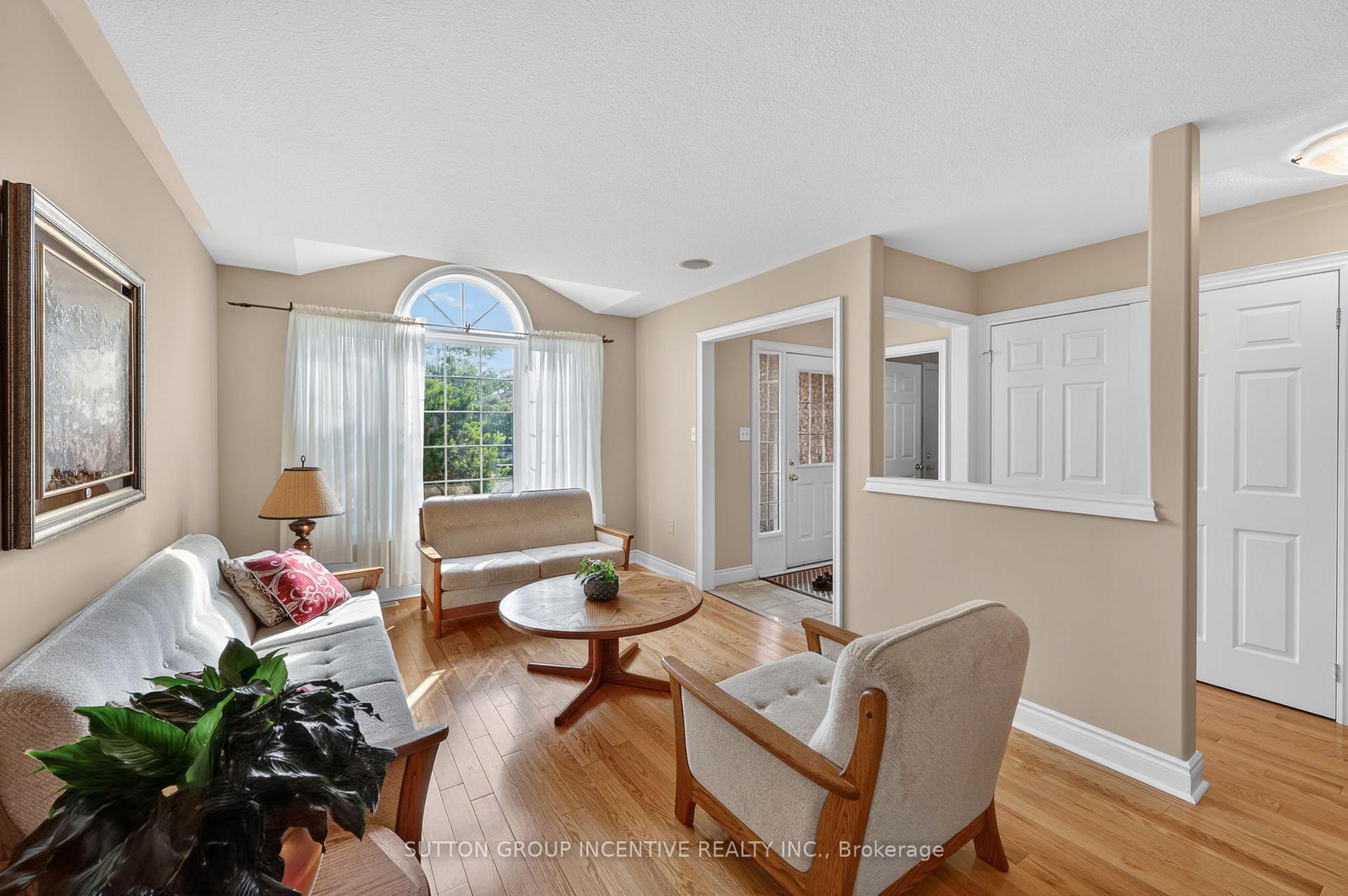 Photo 4 of 101 Lion's Gate Boulevard, Barrie, Little Lake — HOMEH