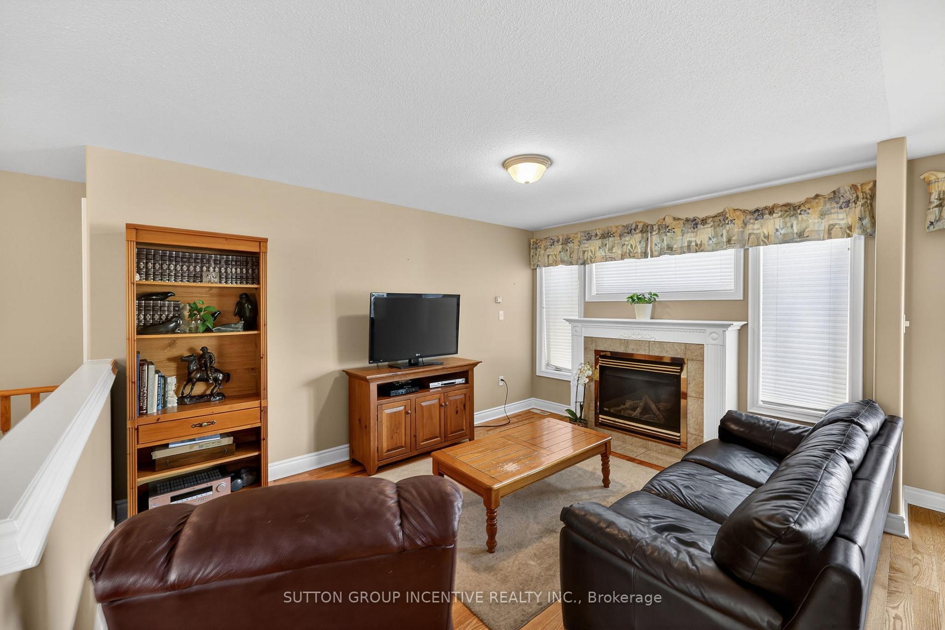 Photo 10 of 101 Lion's Gate Boulevard, Barrie, Little Lake — HOMEH