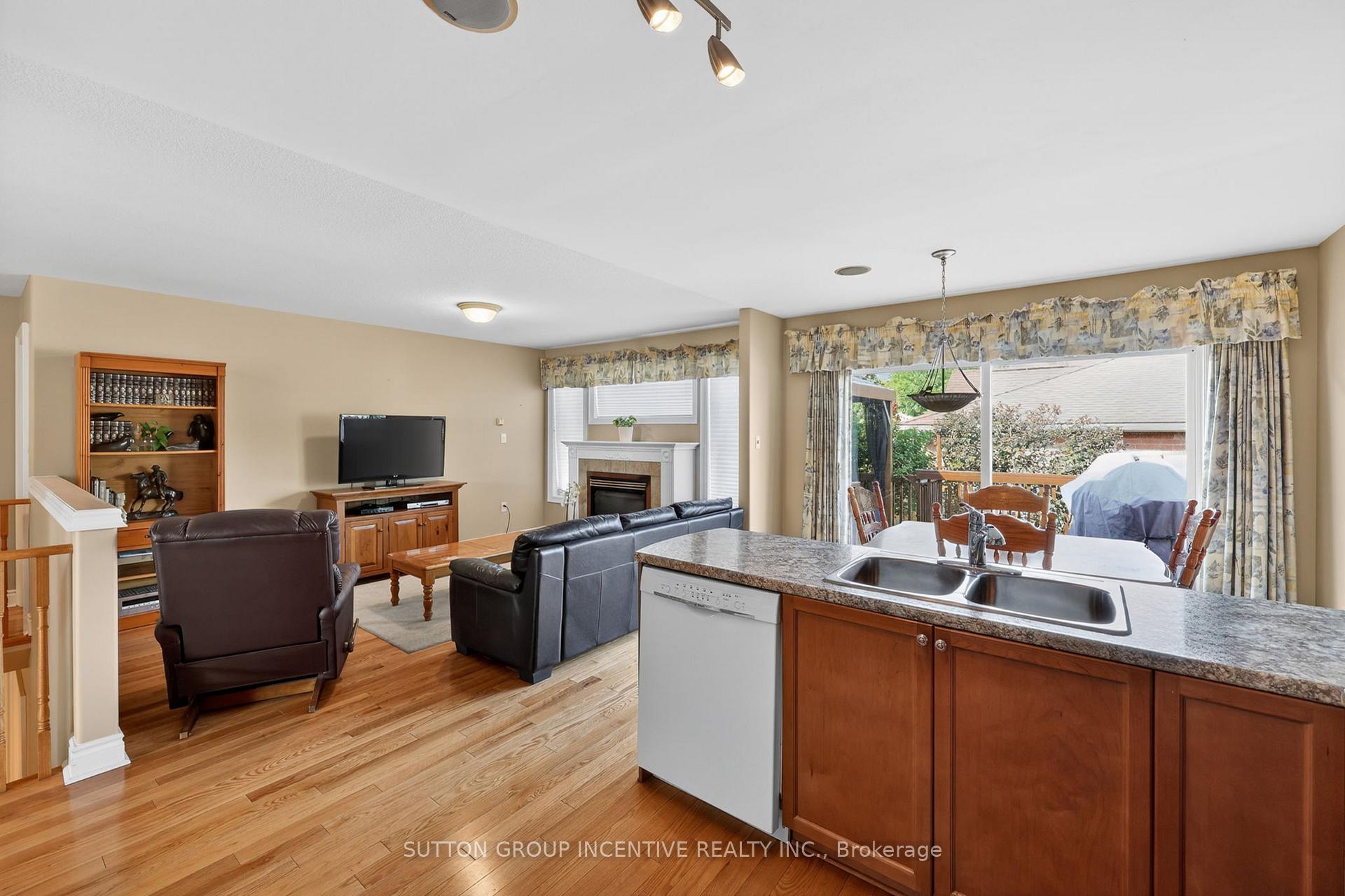 Photo 11 of 101 Lion's Gate Boulevard, Barrie, Little Lake — HOMEH