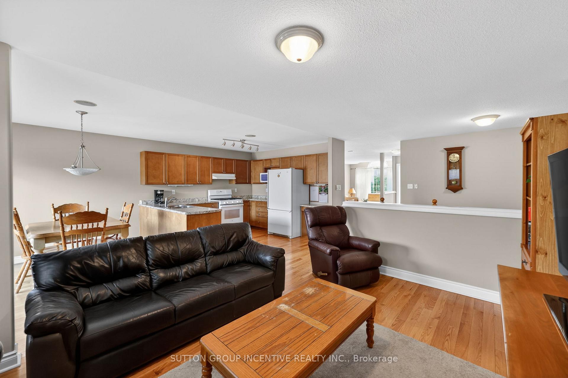 Photo 13 of 101 Lion's Gate Boulevard, Barrie, Little Lake — HOMEH