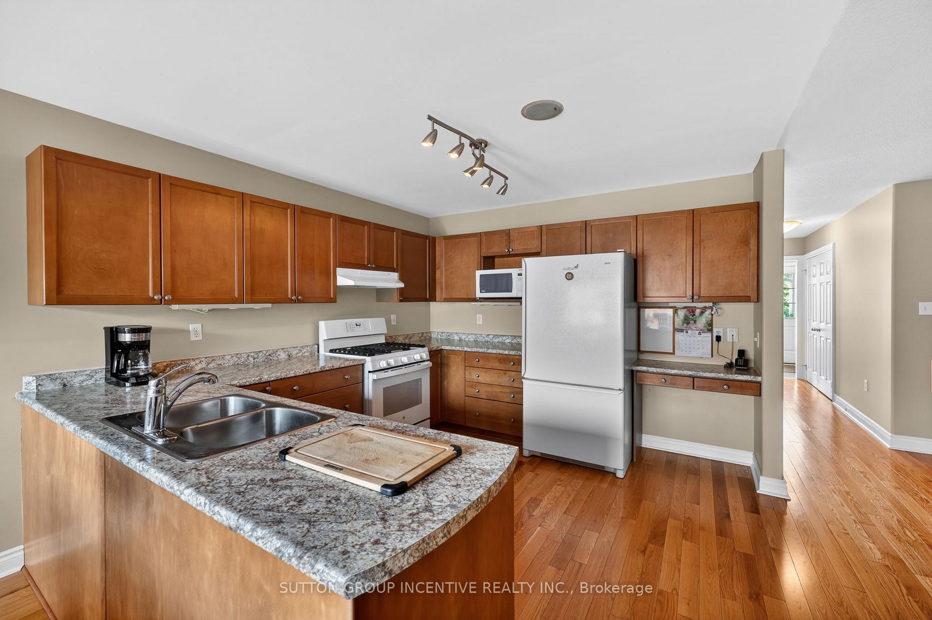 Photo 14 of 101 Lion's Gate Boulevard, Barrie, Little Lake — HOMEH