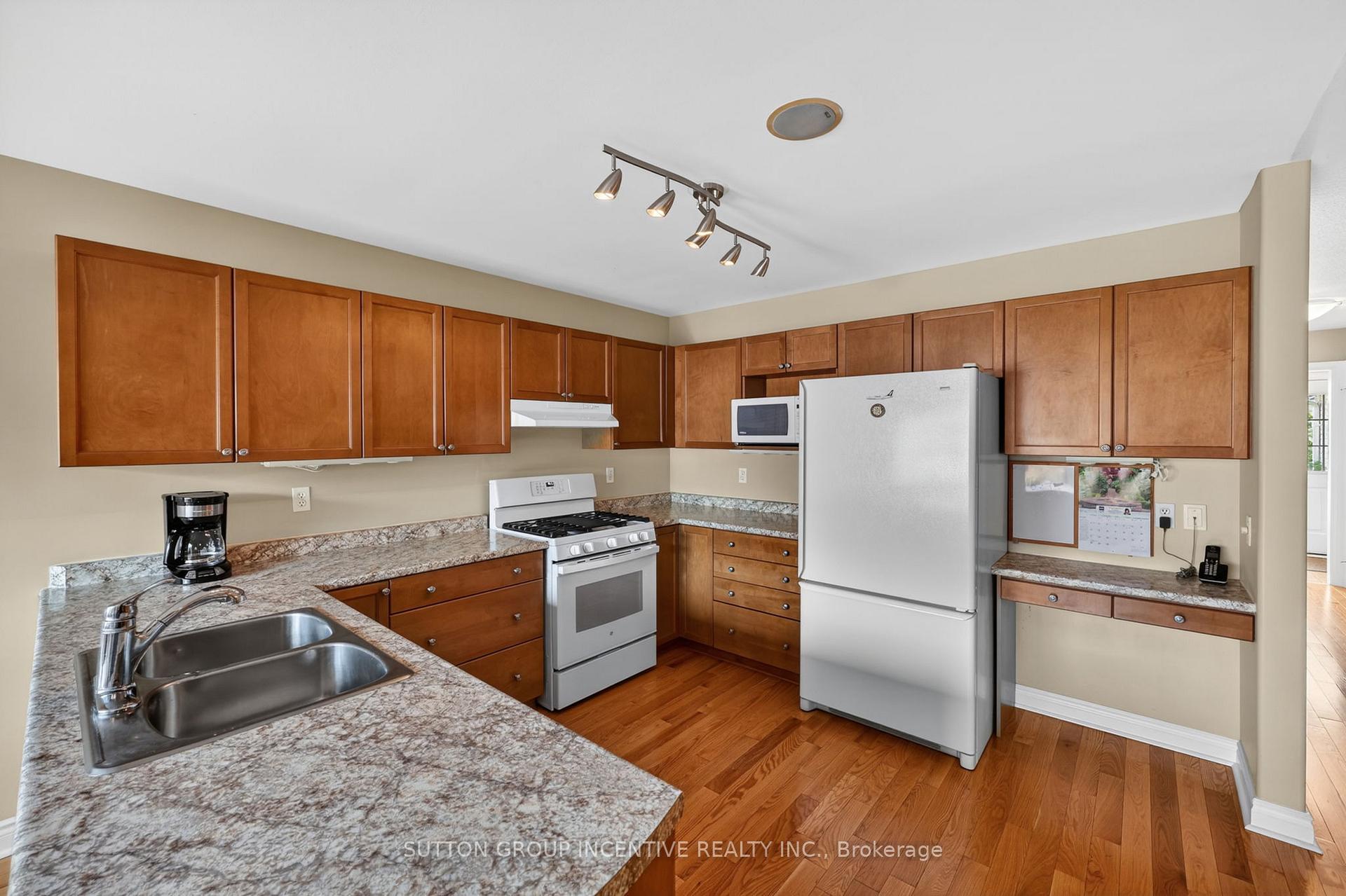Photo 15 of 101 Lion's Gate Boulevard, Barrie, Little Lake — HOMEH