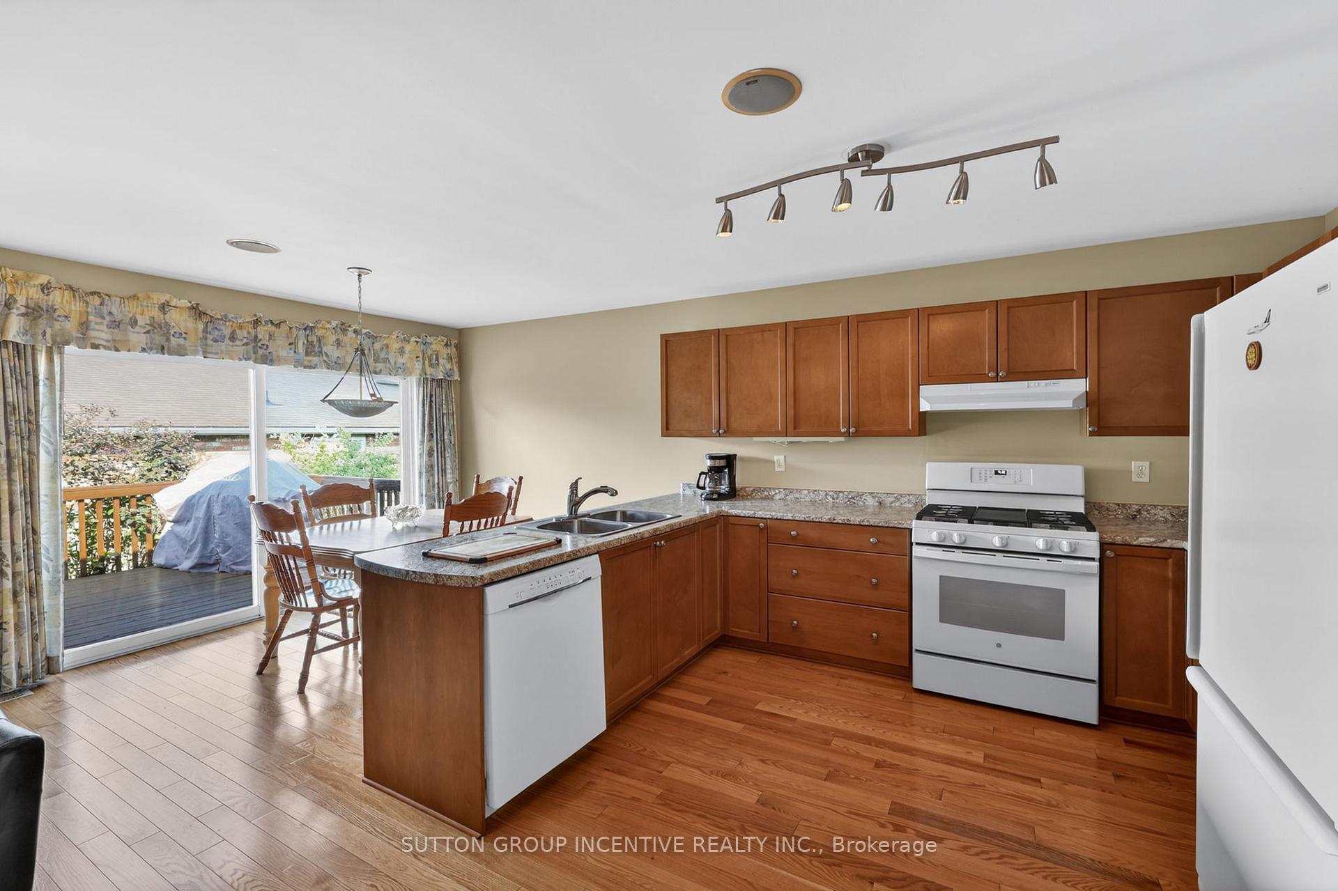 Photo 19 of 101 Lion's Gate Boulevard, Barrie, Little Lake — HOMEH