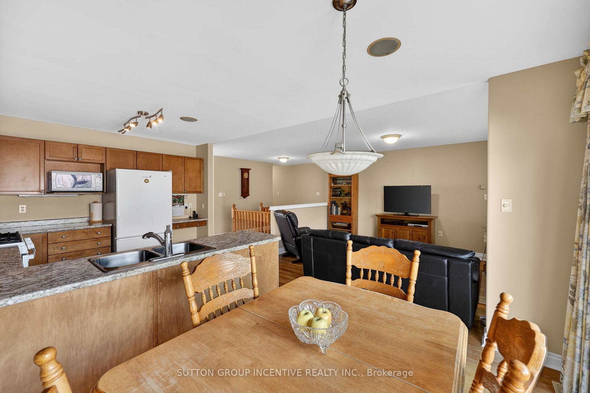 Photo 20 of 101 Lion's Gate Boulevard, Barrie, Little Lake — HOMEH