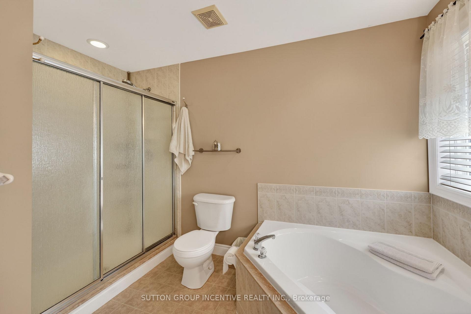 Photo 24 of 101 Lion's Gate Boulevard, Barrie, Little Lake — HOMEH