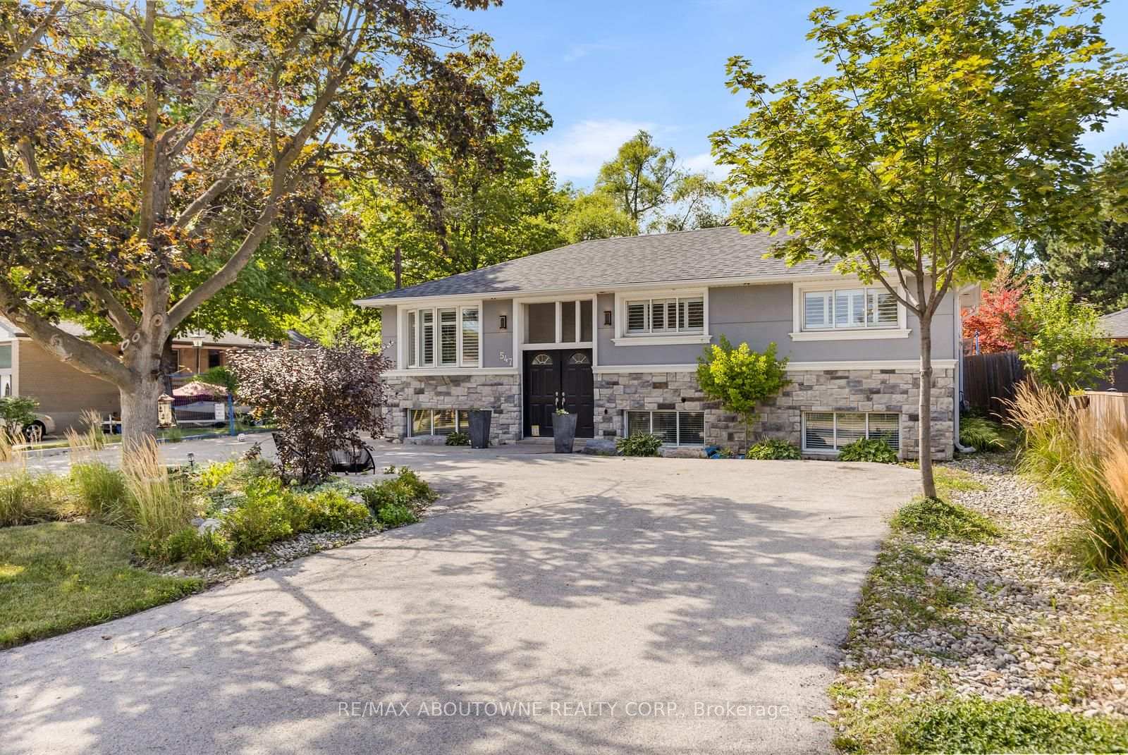 Photo 2 of 547 Pinegrove Road, Oakville, West — HOMEH