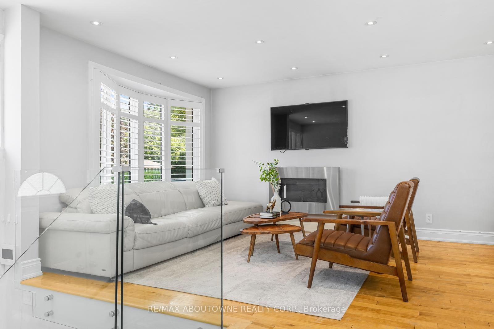 Photo 4 of 547 Pinegrove Road, Oakville, West — HOMEH