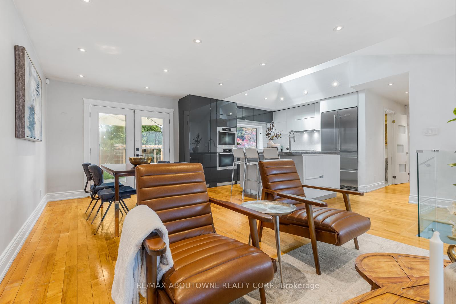 Photo 5 of 547 Pinegrove Road, Oakville, West — HOMEH