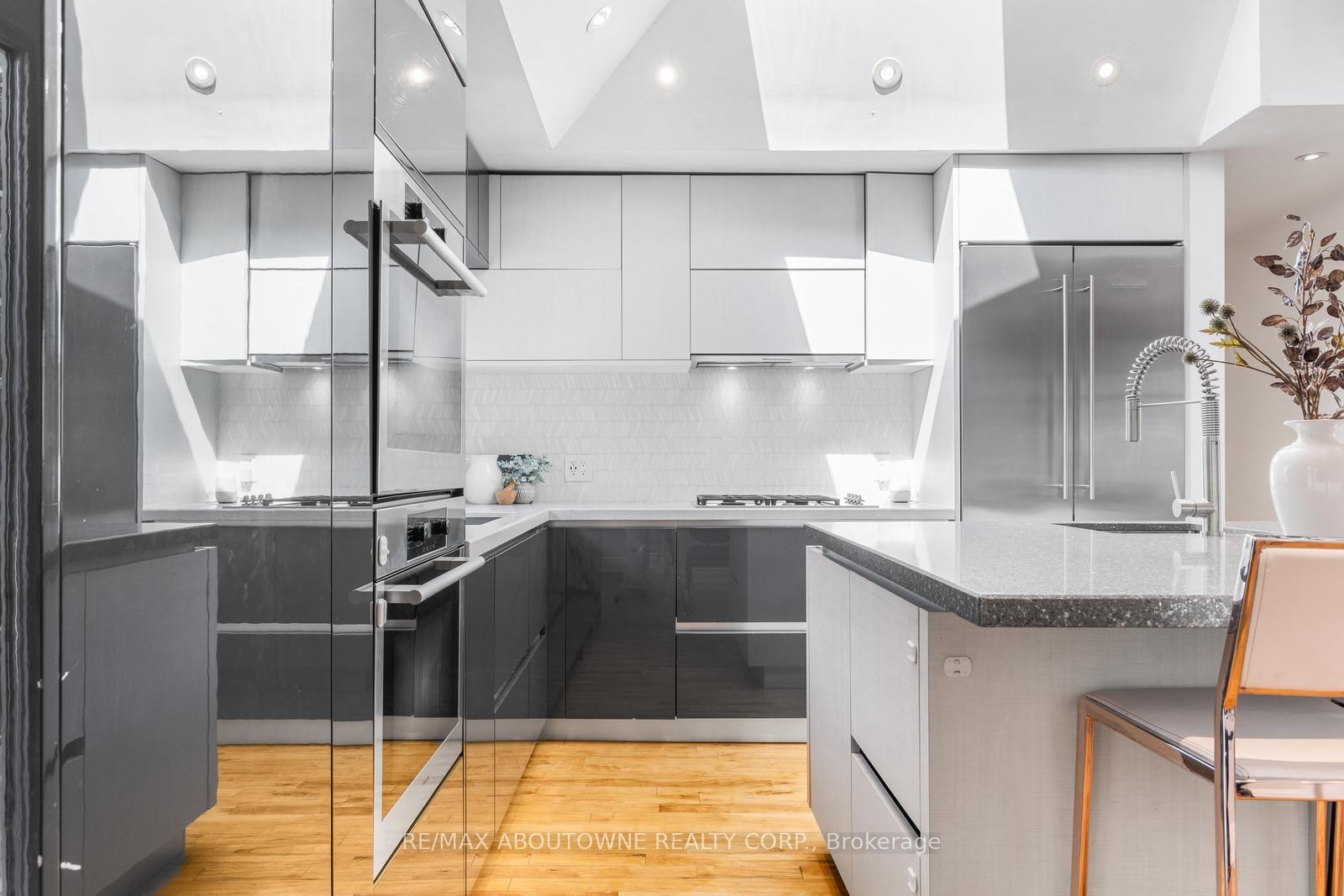 Photo 8 of 547 Pinegrove Road, Oakville, West — HOMEH