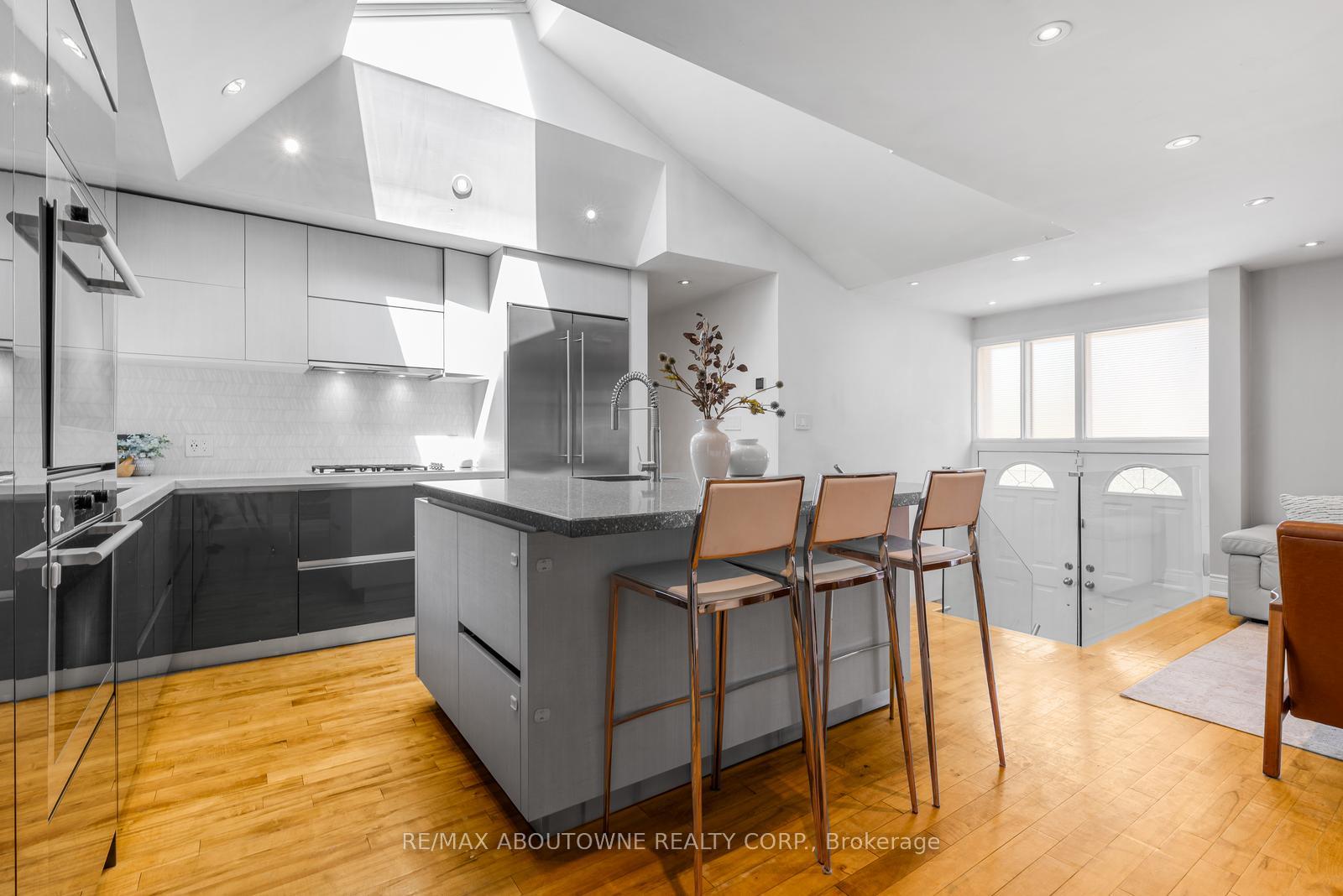 Photo 9 of 547 Pinegrove Road, Oakville, West — HOMEH