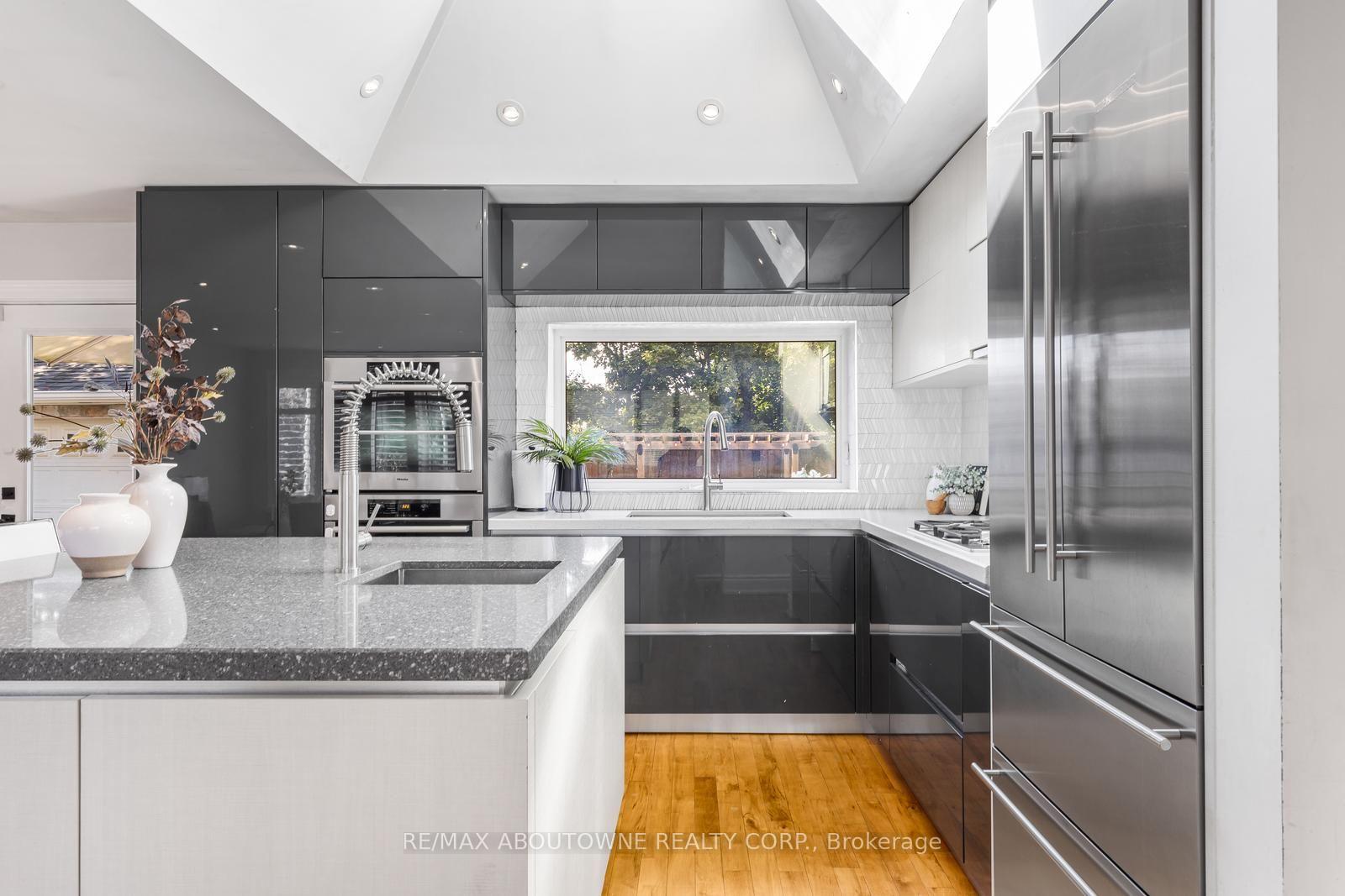 Photo 12 of 547 Pinegrove Road, Oakville, West — HOMEH