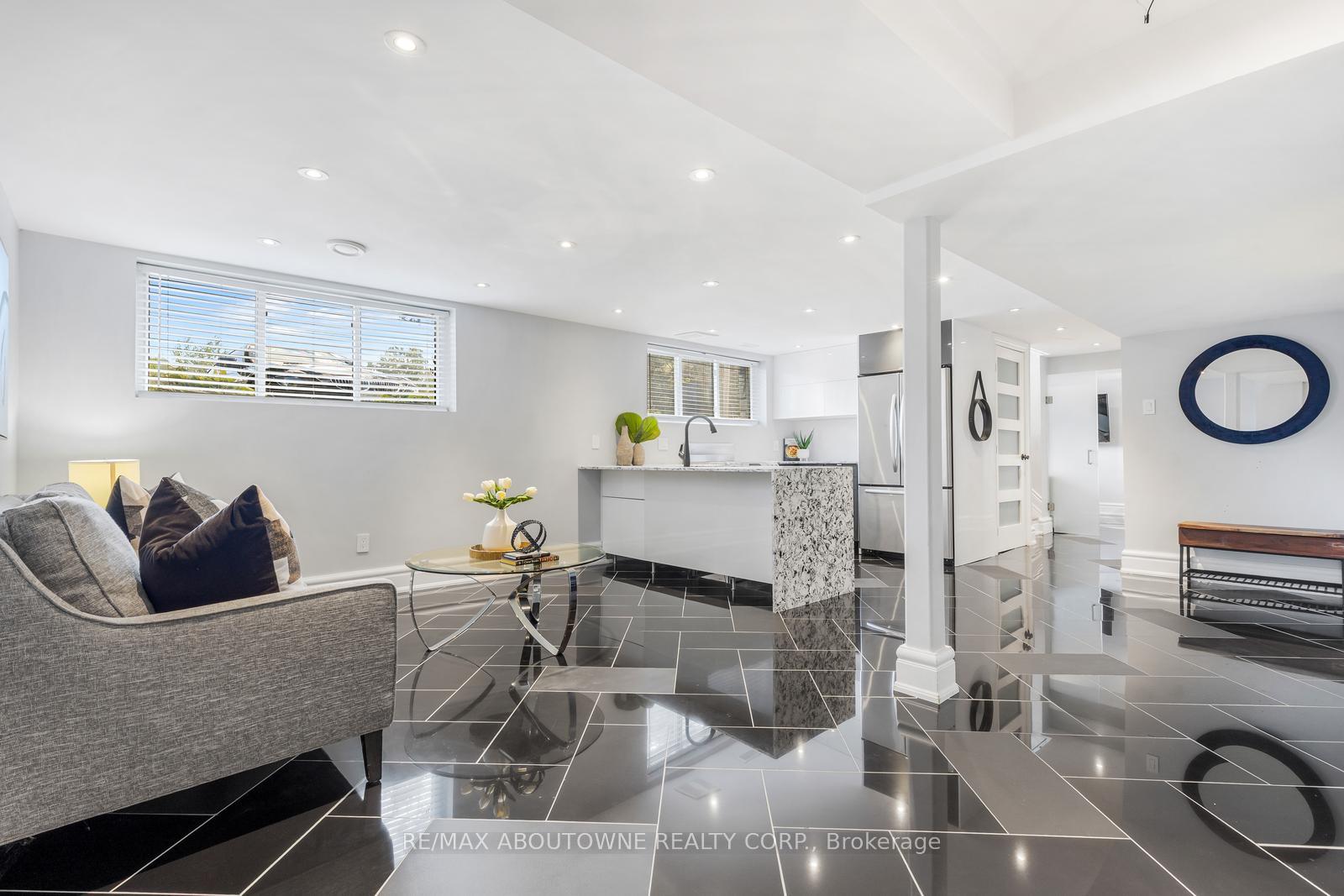 Photo 23 of 547 Pinegrove Road, Oakville, West — HOMEH