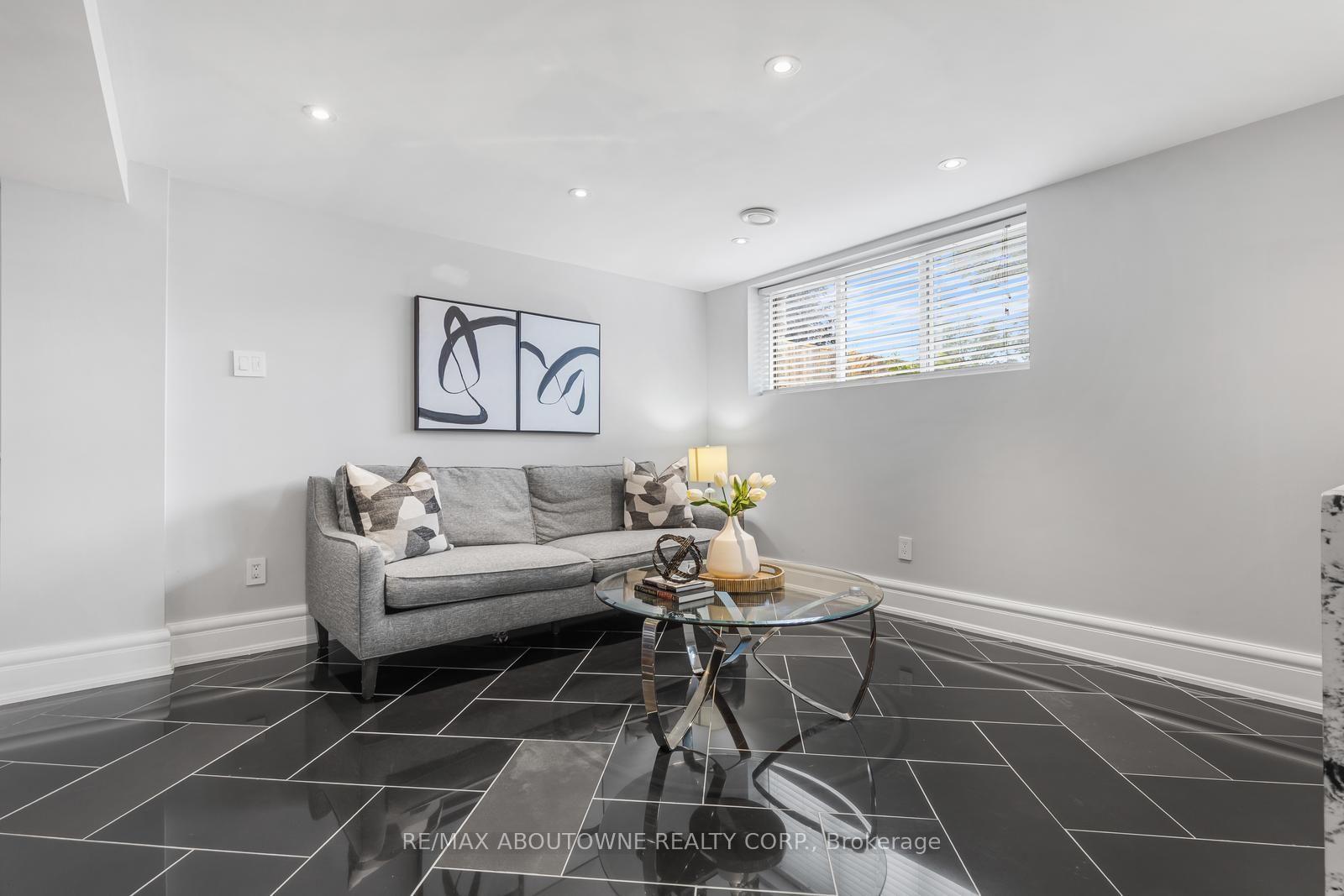 Photo 24 of 547 Pinegrove Road, Oakville, West — HOMEH