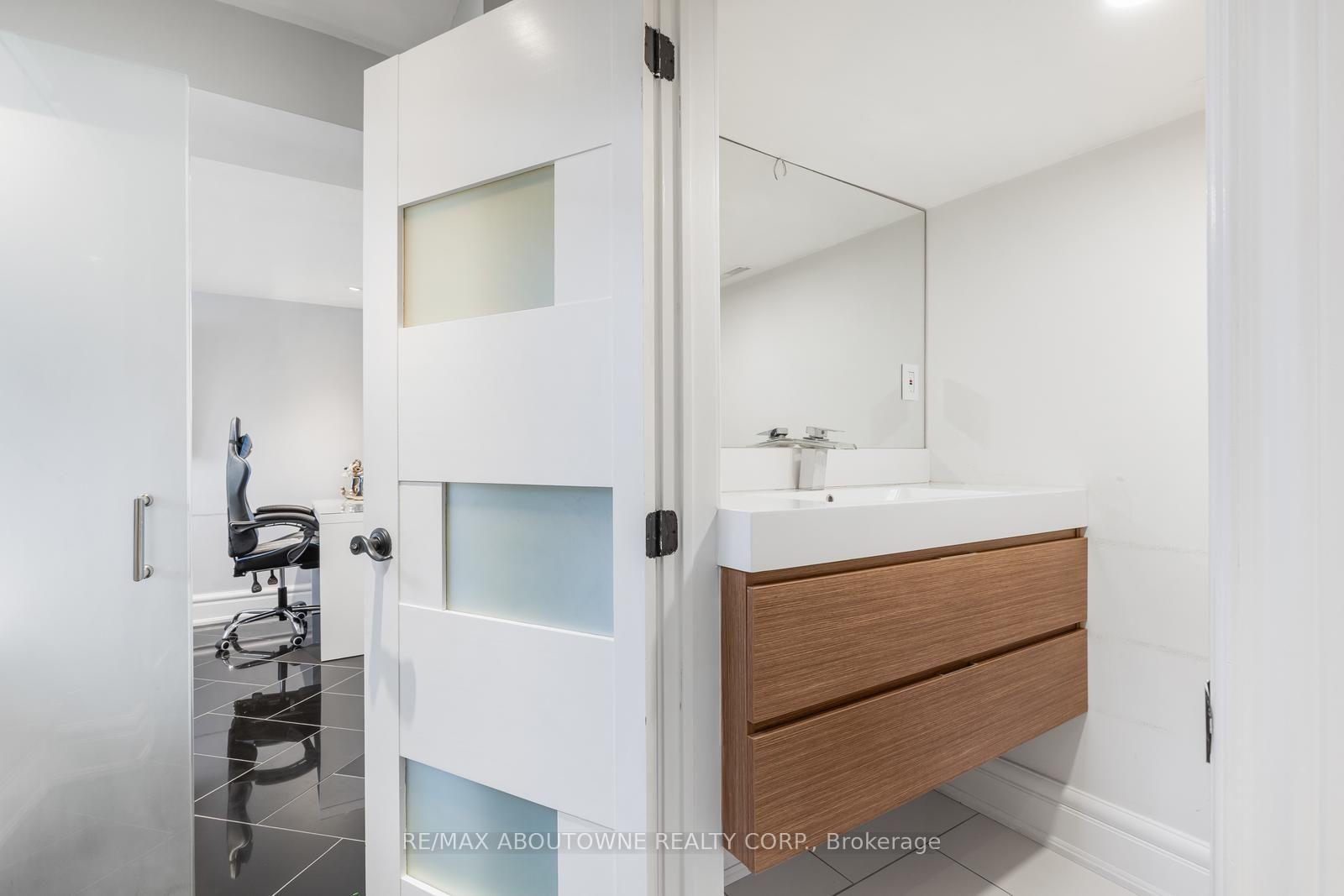 Photo 32 of 547 Pinegrove Road, Oakville, West — HOMEH