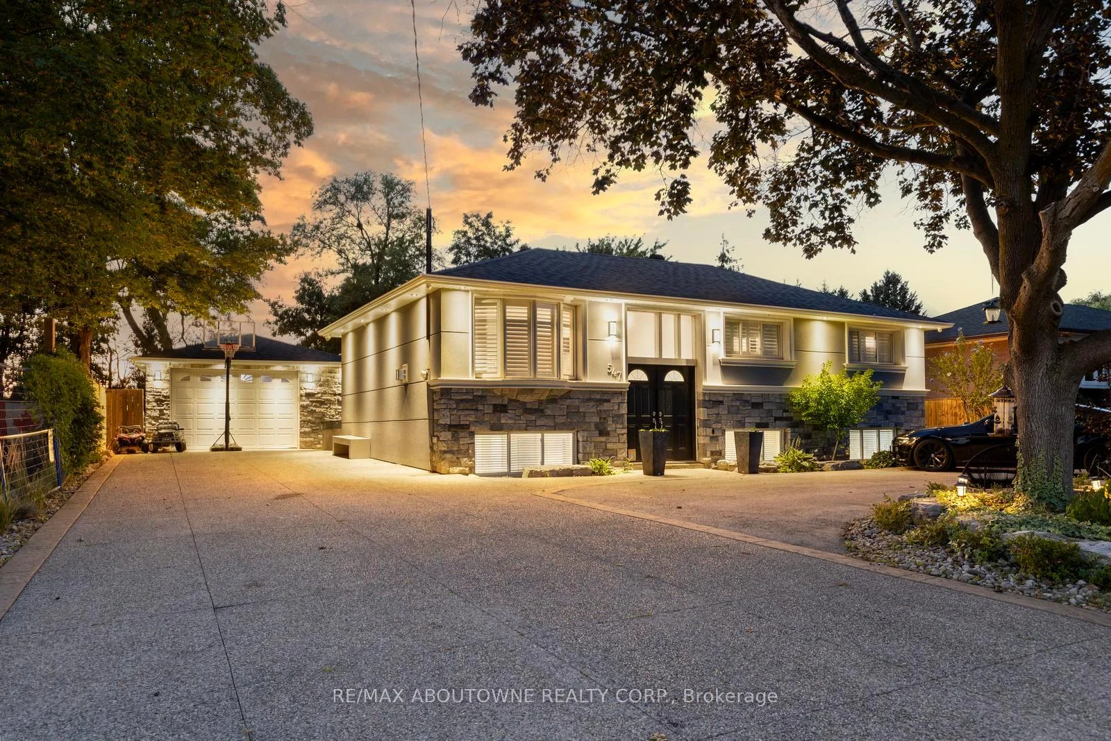 Photo 1 of 547 Pinegrove Road, Oakville, West — HOMEH
