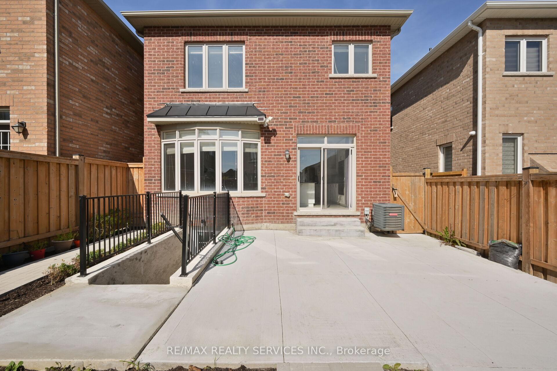 Photo 2 of 21 Exhibition Crescent, Brampton, Northwest Brampton — HOMEH