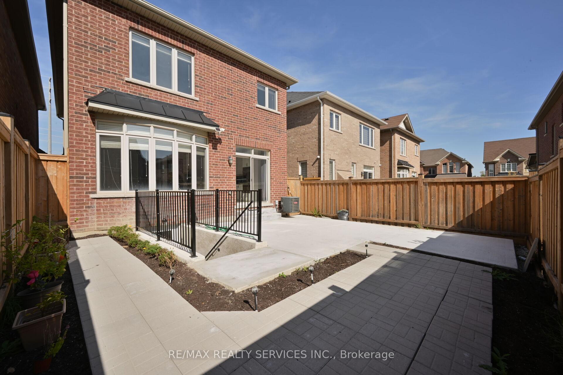 Photo 3 of 21 Exhibition Crescent, Brampton, Northwest Brampton — HOMEH