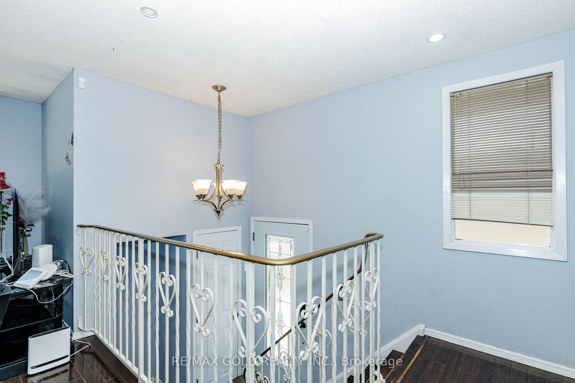 Photo 8 of 58 Homestead Place, Kitchener, Forest Heights — HOMEH