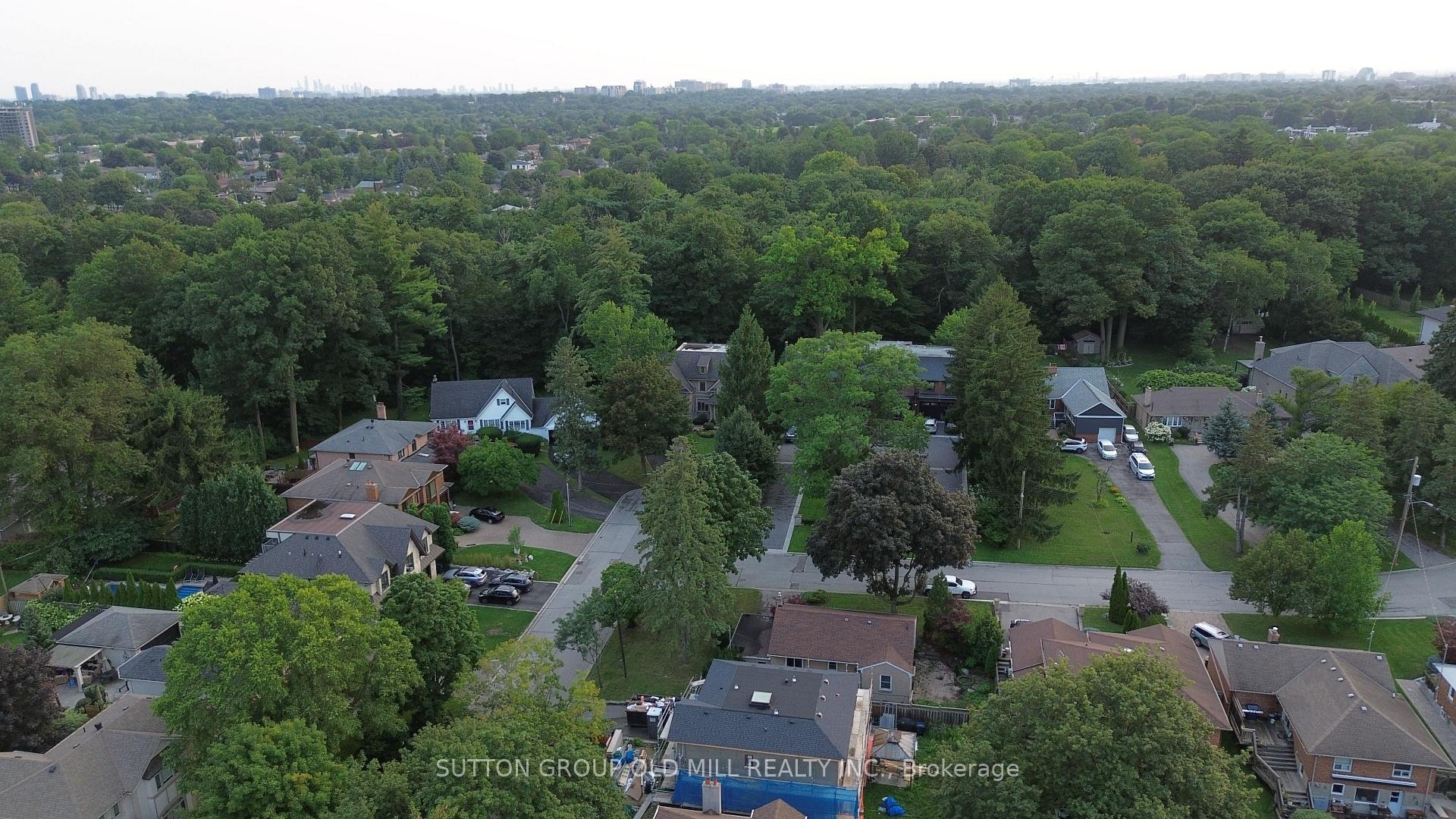Photo 38 of 1 Penhale Drive, Etobicoke, Humber Heights — HOMEH