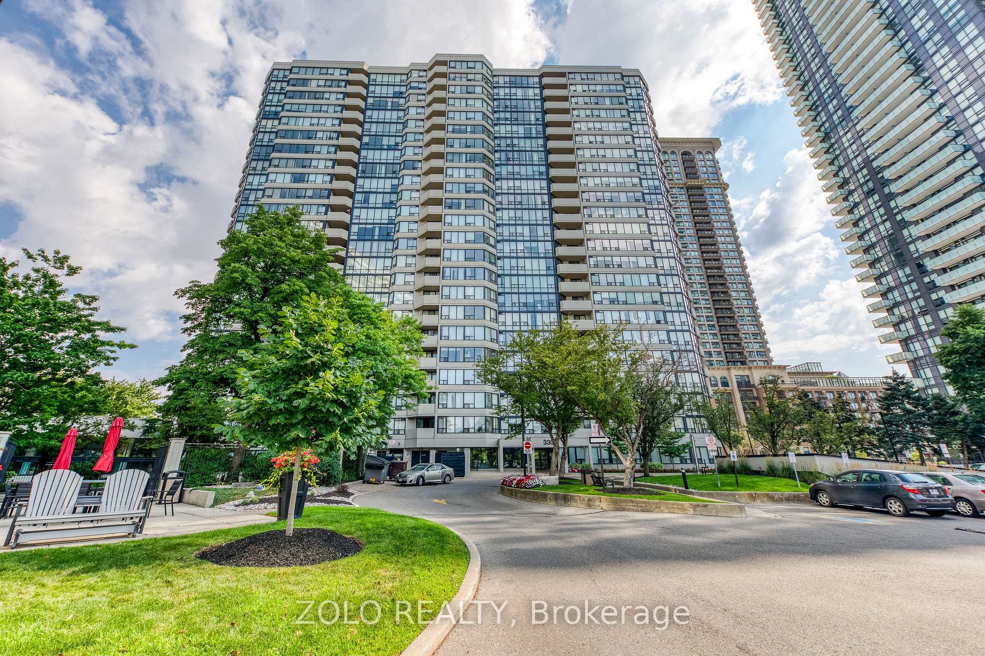 Front of Unit 908, 330 Rathburn Road W