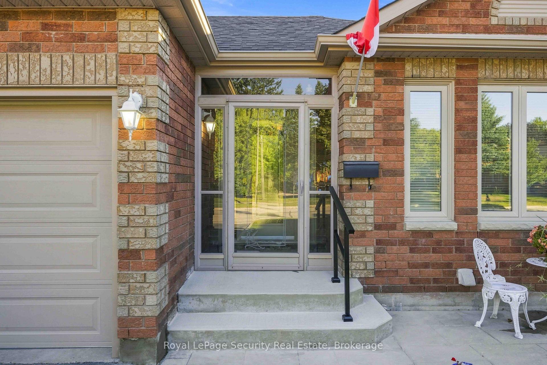 Photo 2 of 46 Birchway Place, Halton Hills, Acton — HOMEH