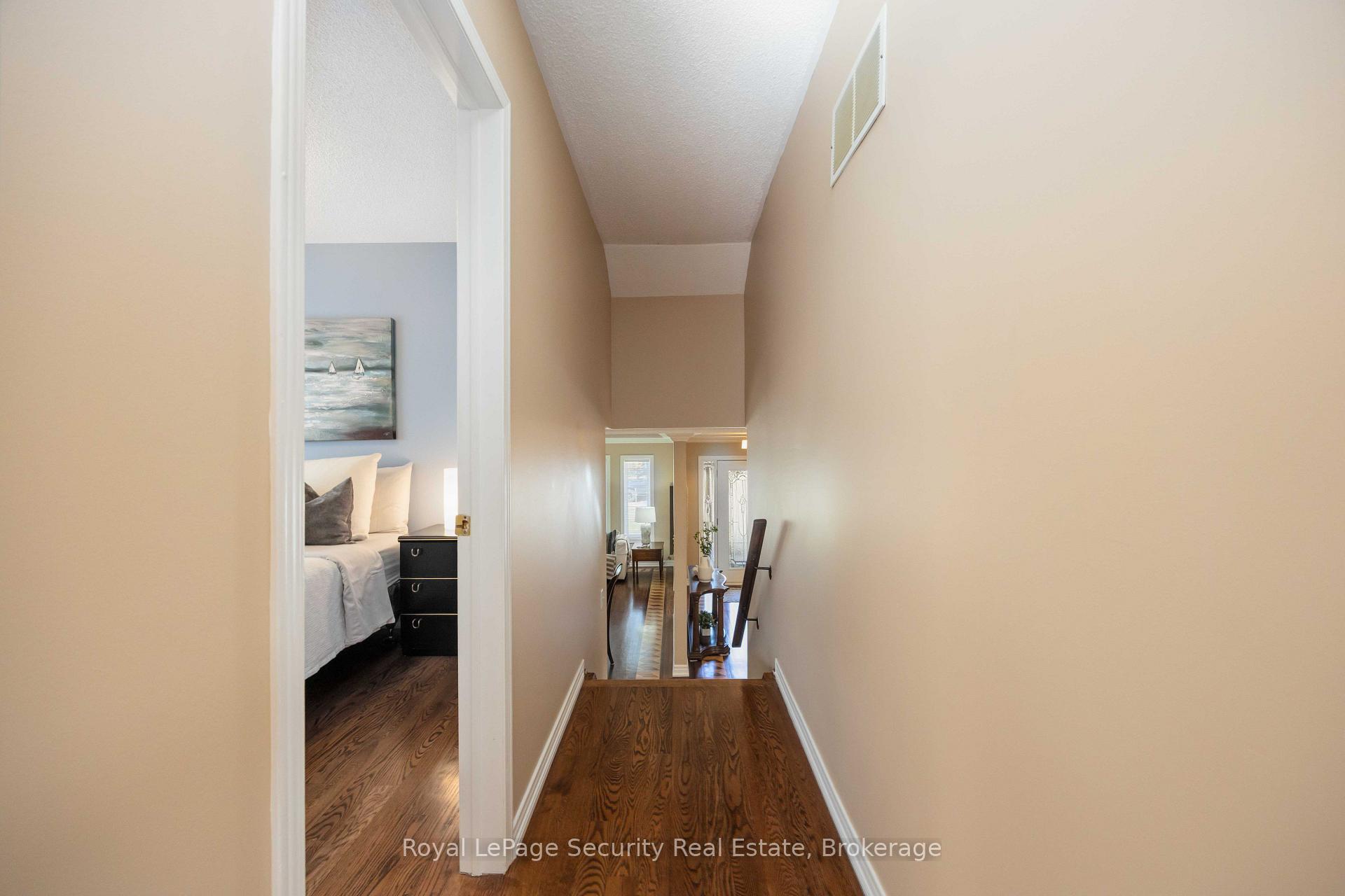 Photo 18 of 46 Birchway Place, Halton Hills, Acton — HOMEH