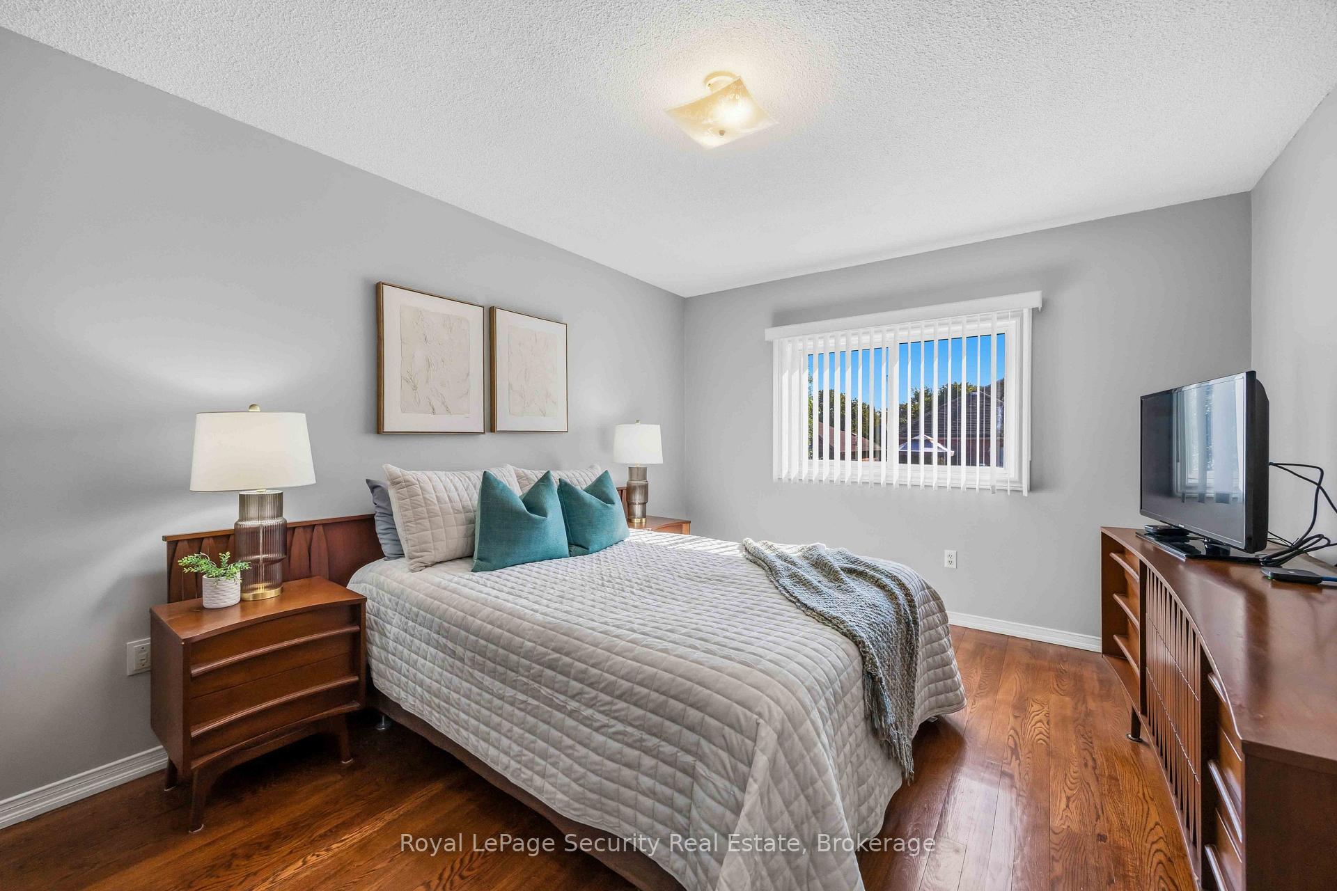 Photo 20 of 46 Birchway Place, Halton Hills, Acton — HOMEH