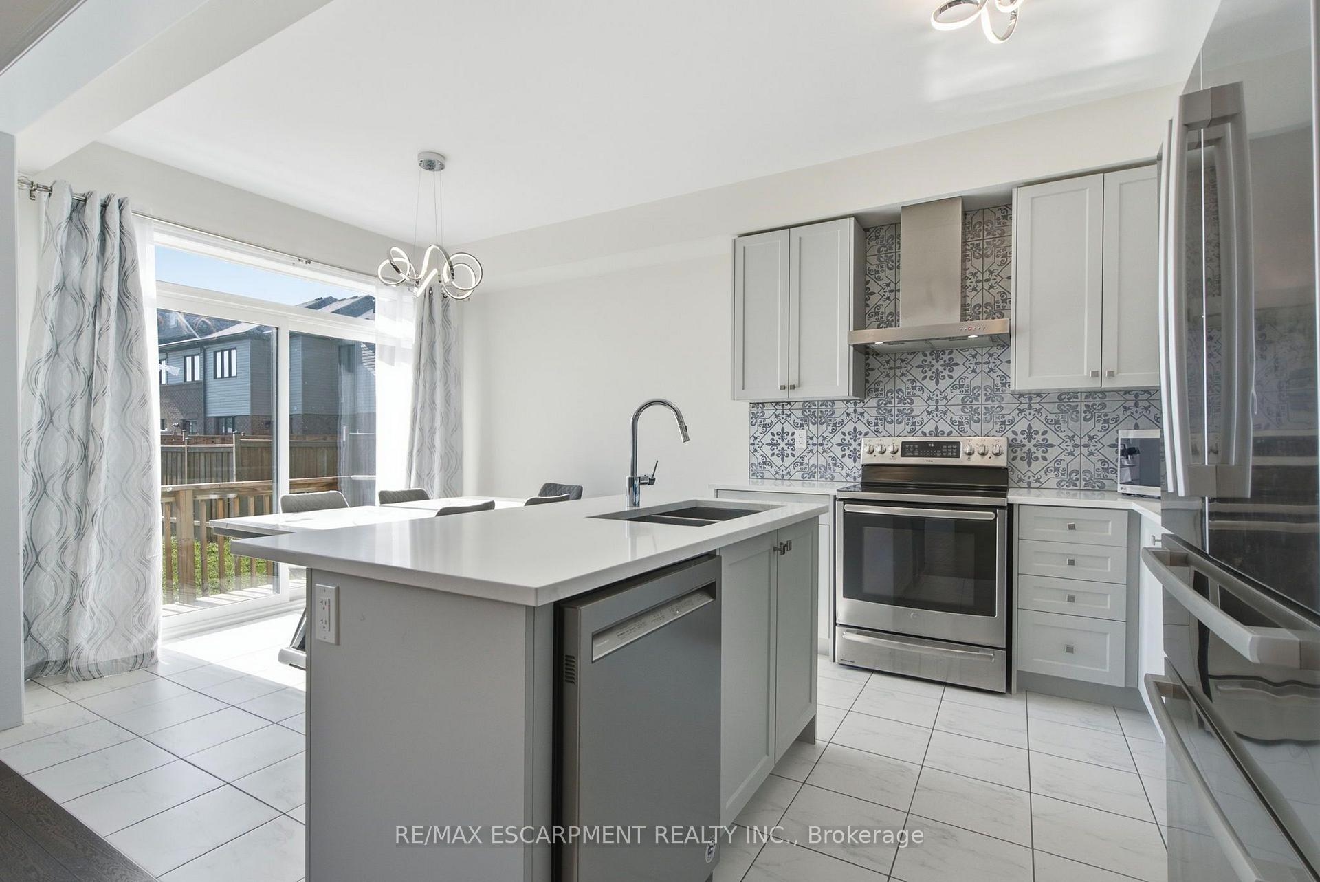 Photo 12 of 8 Magdalena Street, Hamilton, Stoney Creek Mountain — HOMEH