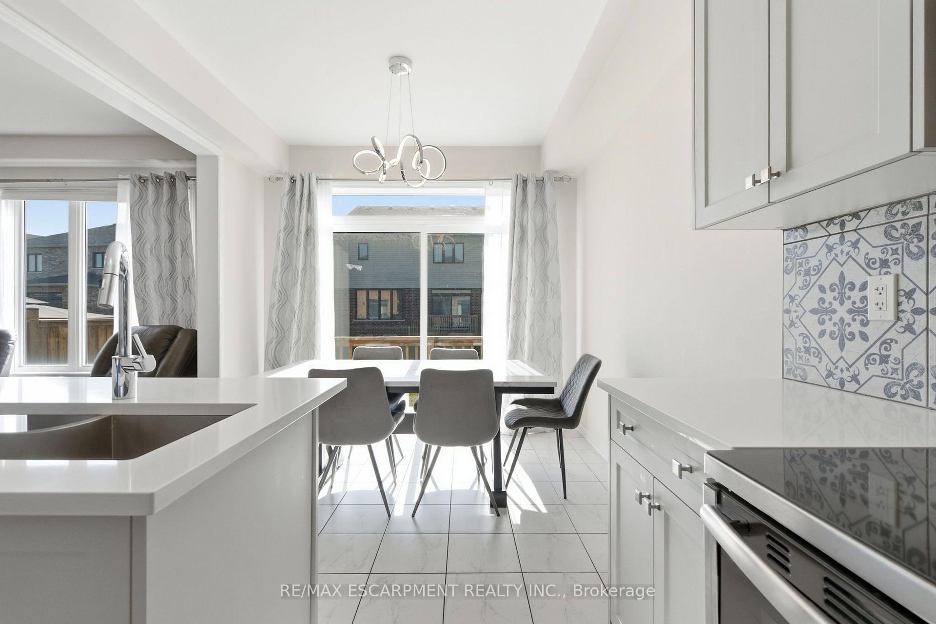 Photo 14 of 8 Magdalena Street, Hamilton, Stoney Creek Mountain — HOMEH
