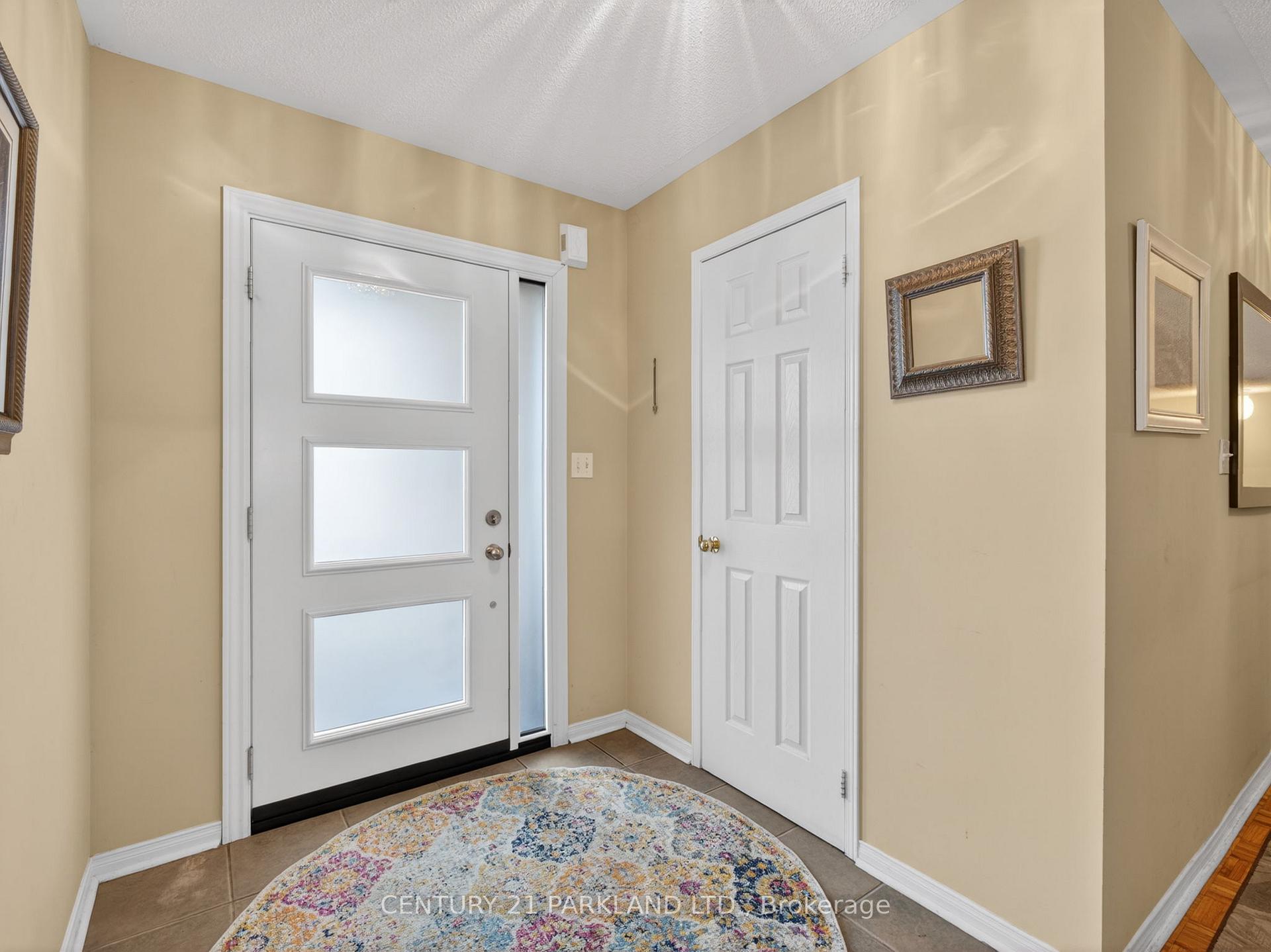 Photo 4 of 181 Purcell Crescent, Vaughan, Maple — HOMEH