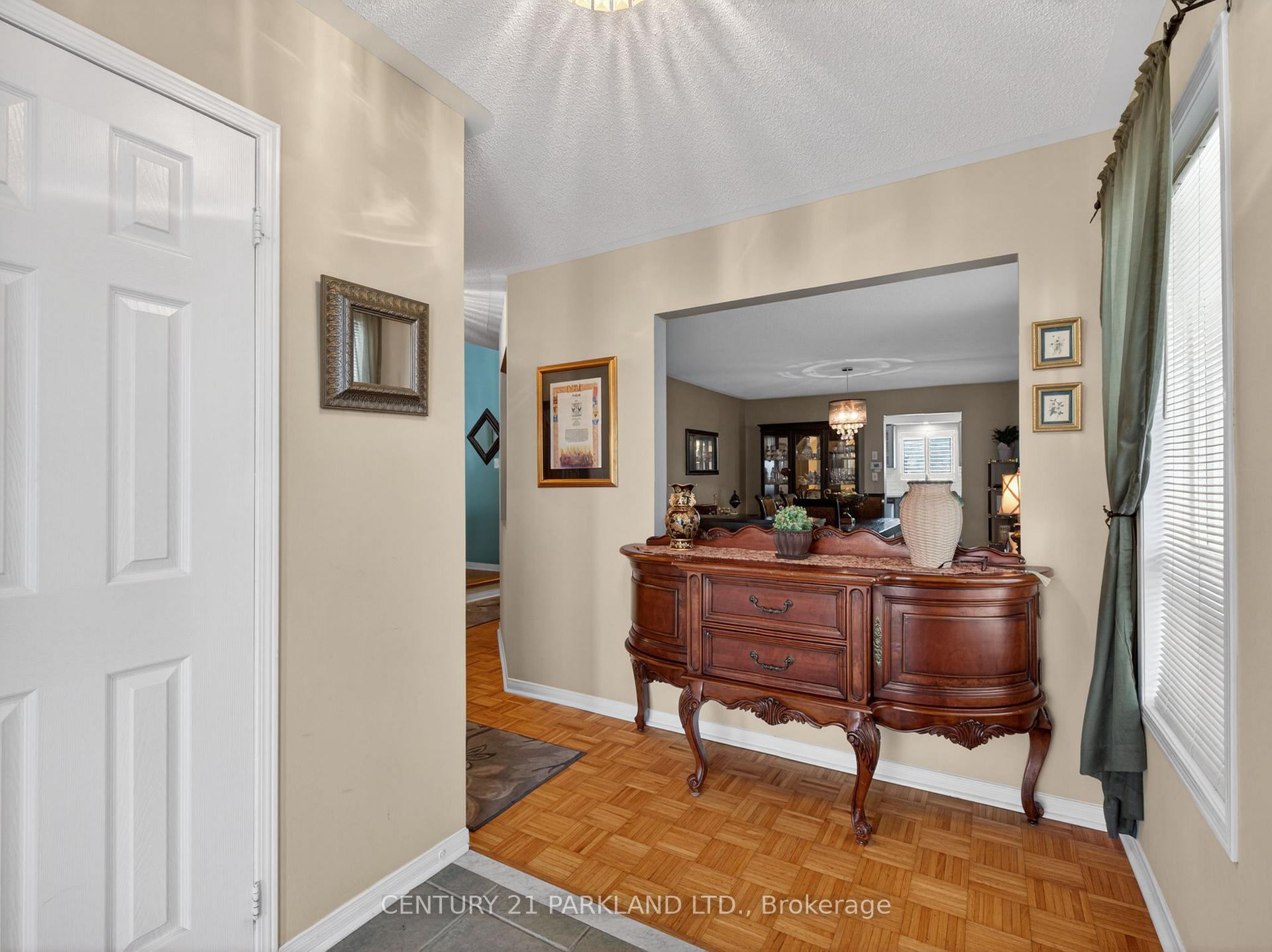 Photo 5 of 181 Purcell Crescent, Vaughan, Maple — HOMEH