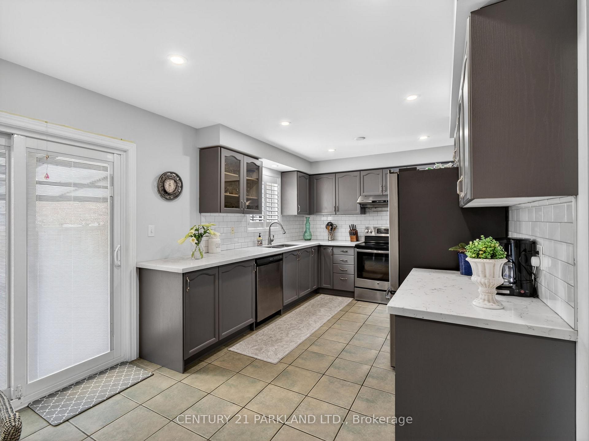 Photo 11 of 181 Purcell Crescent, Vaughan, Maple — HOMEH