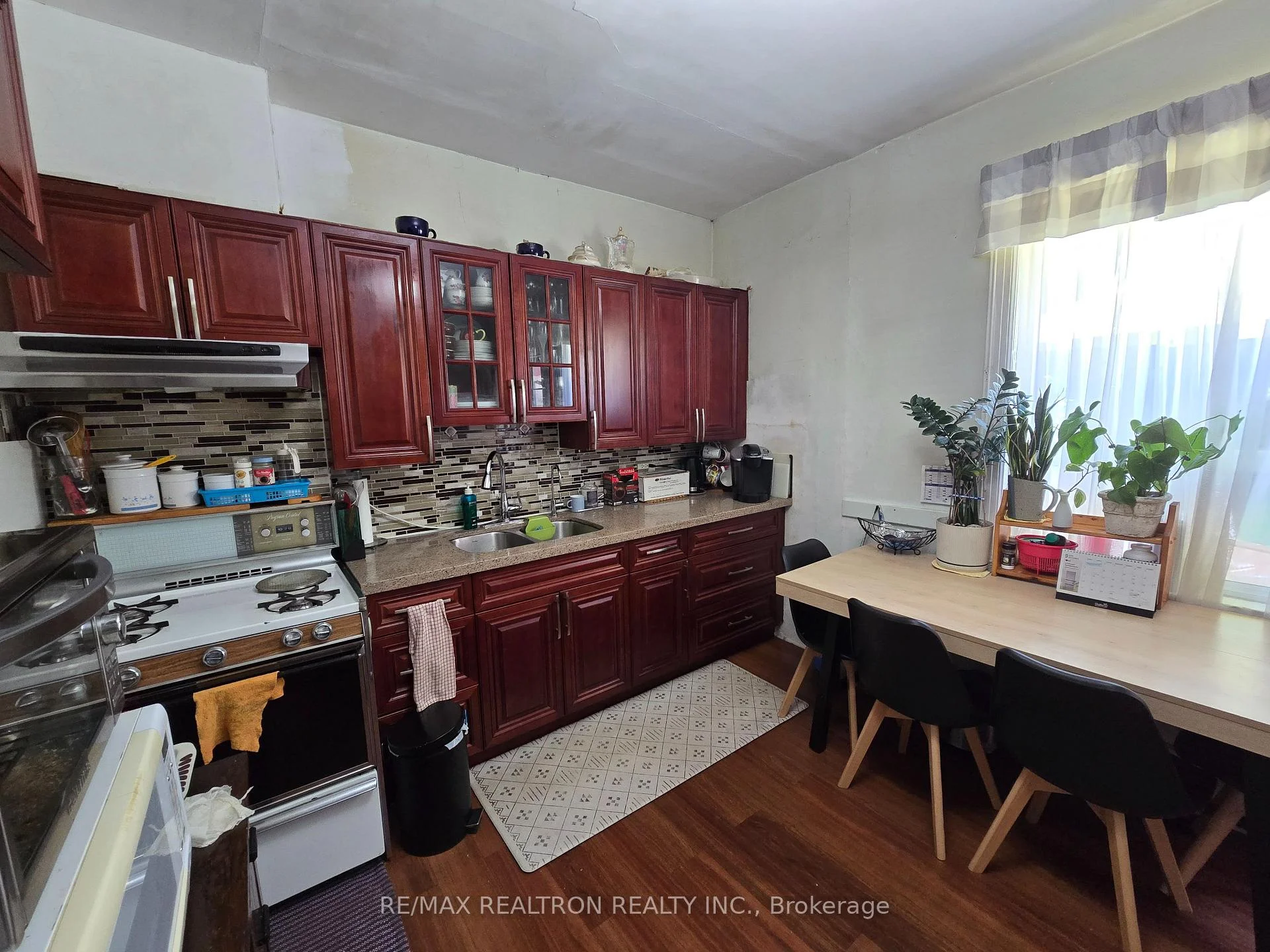 Photo 4 of 259 Woodbine Avenue, Toronto, The Beaches — HOMEH