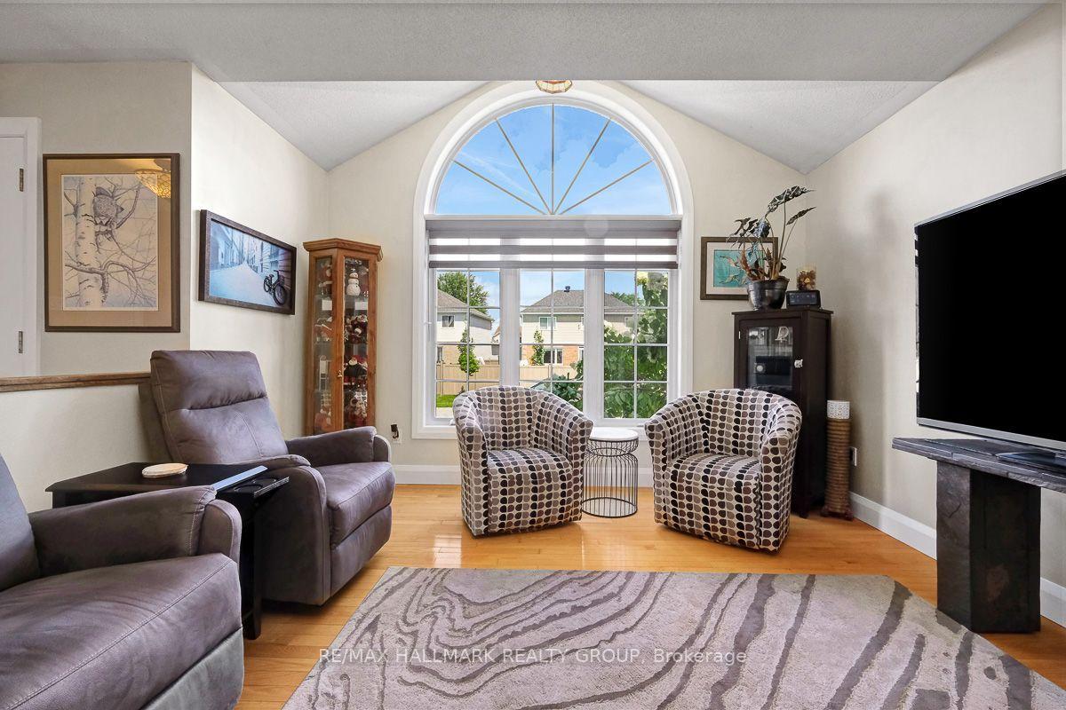 Photo 7 of 75 Lloydalex Crescent, Ottawa, Stittsville (North) — HOMEH