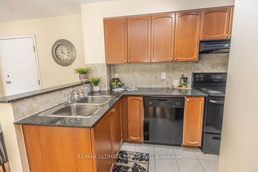 Photo 9 of Unit 3301, 4 Dayspring Circle, Brampton, Goreway Drive Corridor — HOMEH