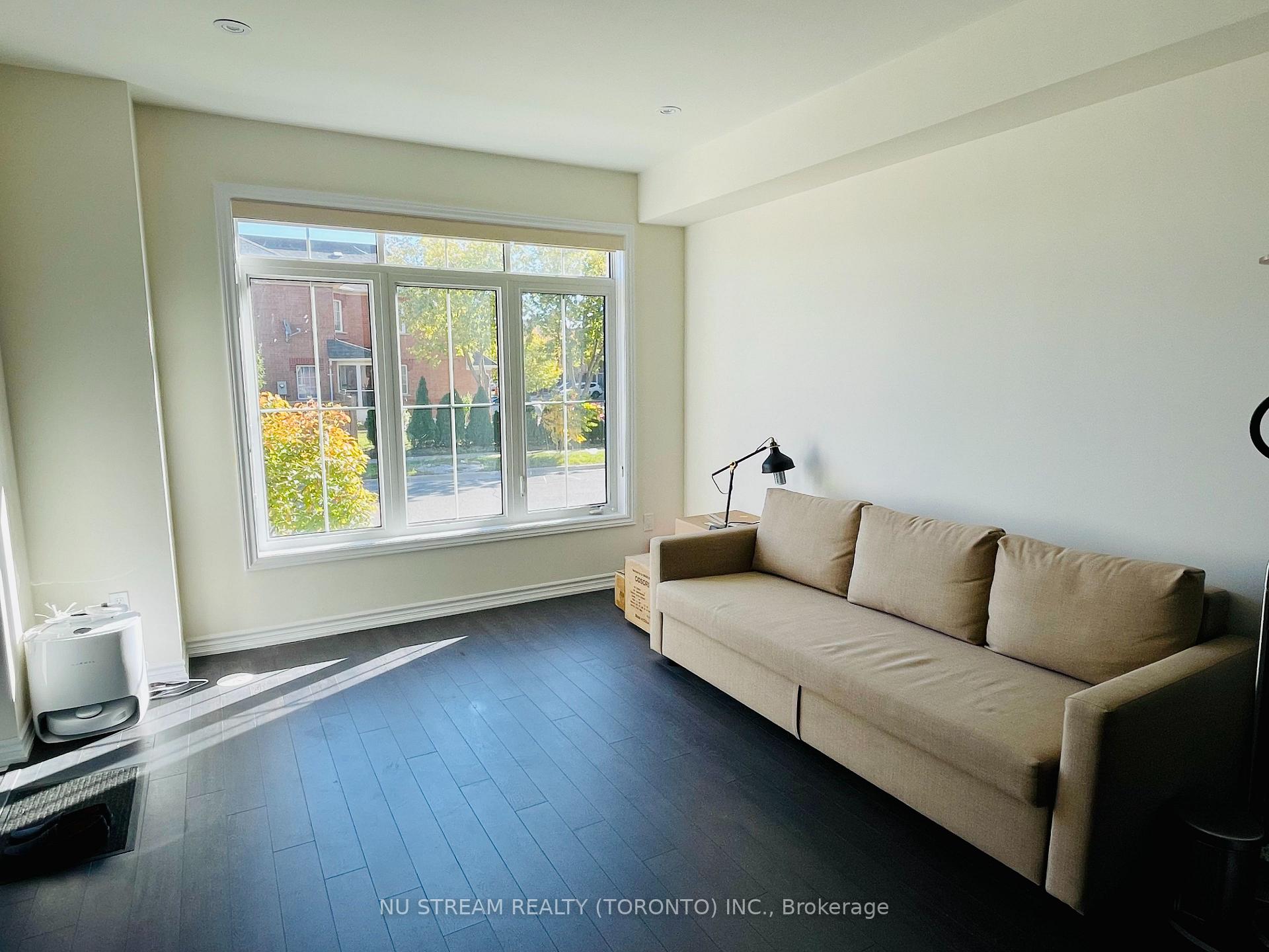 Photo 2 of Unit 18, 181 Parktree Drive, Vaughan, Maple — HOMEH