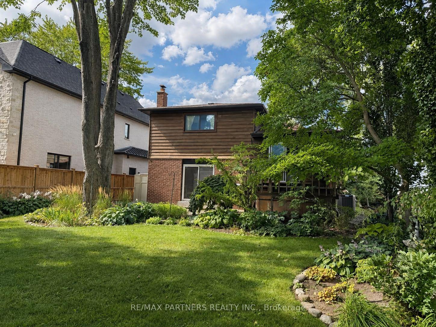 Photo 3 of 23 Pomander Road, Markham, Unionville — HOMEH