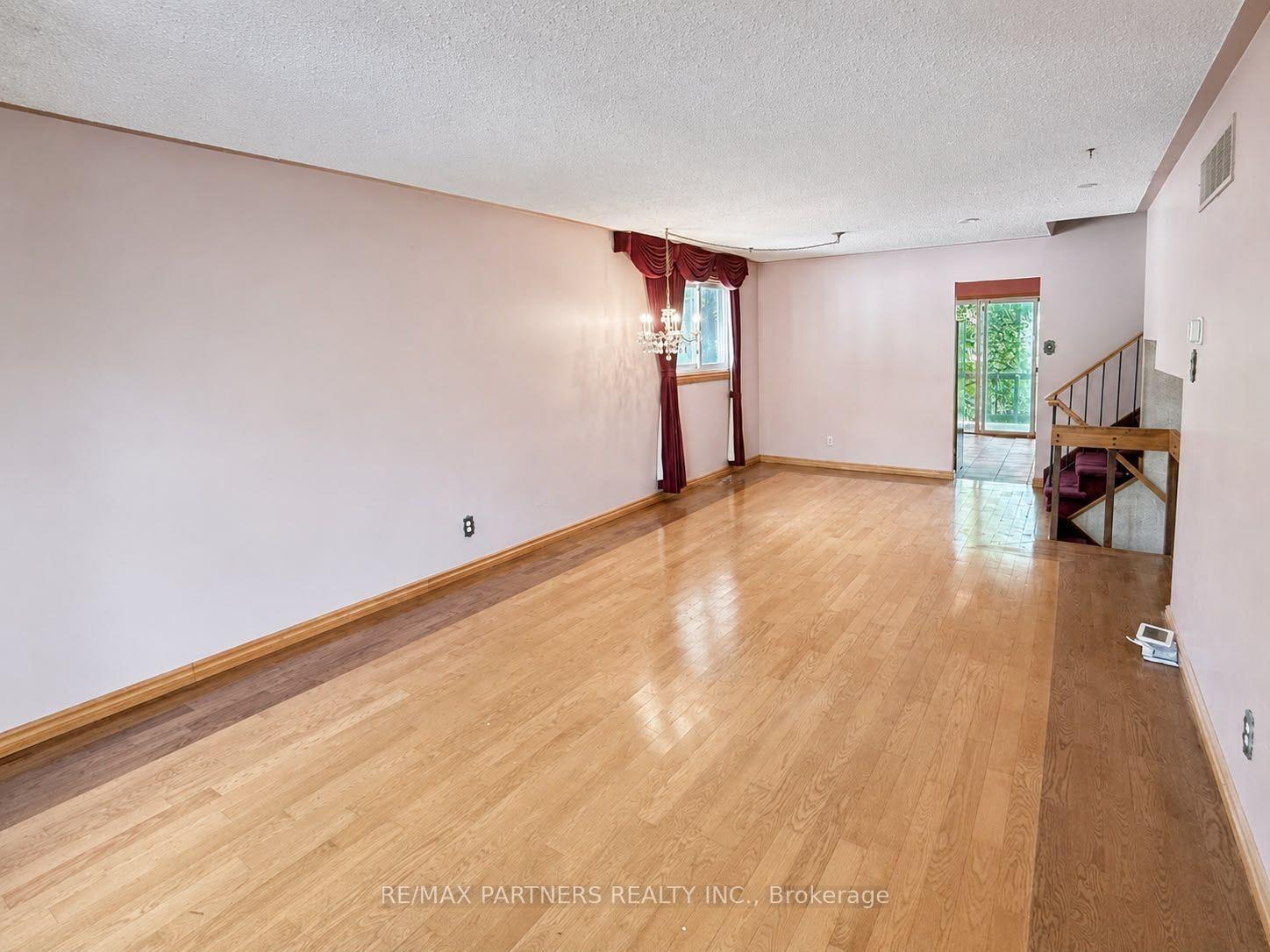Photo 4 of 23 Pomander Road, Markham, Unionville — HOMEH