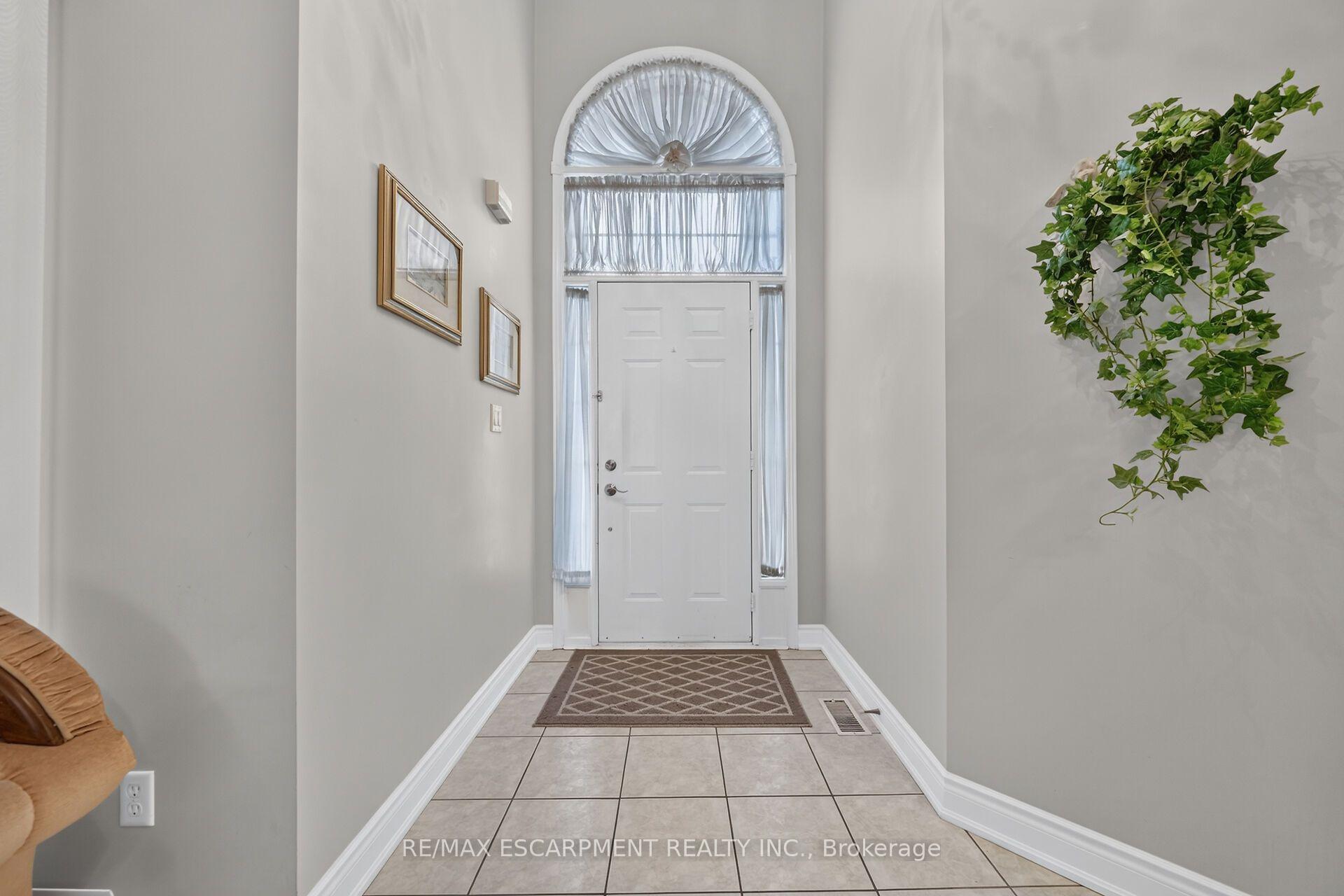 Photo 2 of 42 Hillgarden Drive, Hamilton, Stoney Creek Mountain — HOMEH