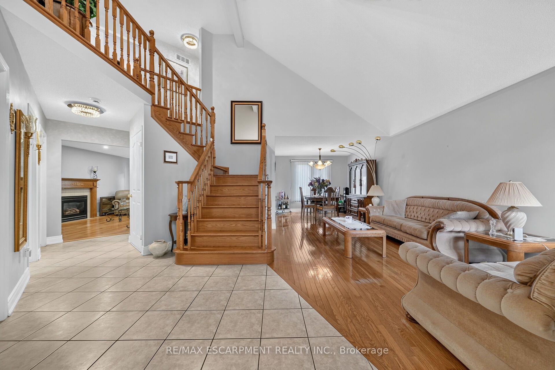 Photo 3 of 42 Hillgarden Drive, Hamilton, Stoney Creek Mountain — HOMEH