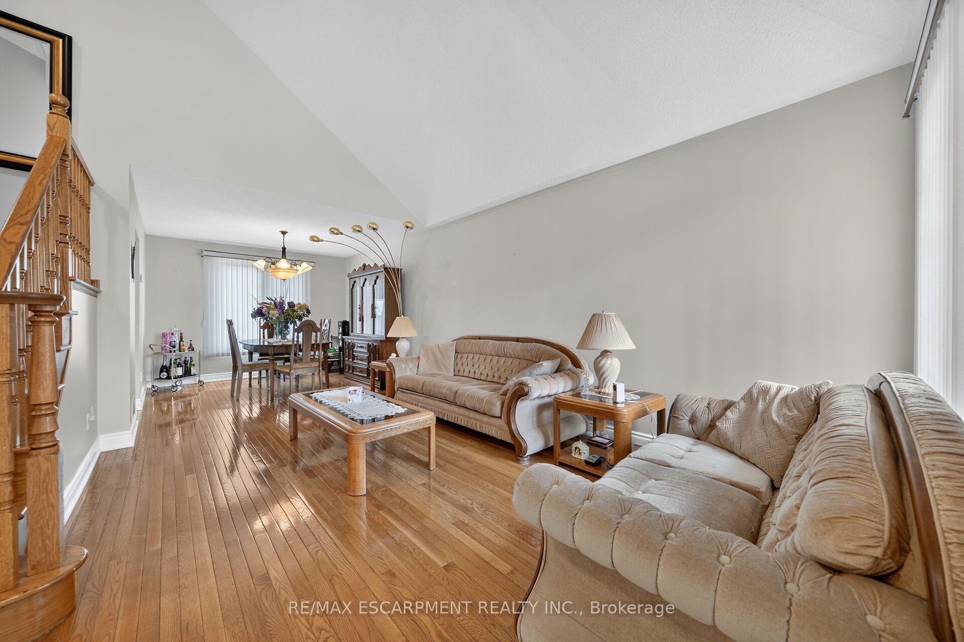 Photo 4 of 42 Hillgarden Drive, Hamilton, Stoney Creek Mountain — HOMEH