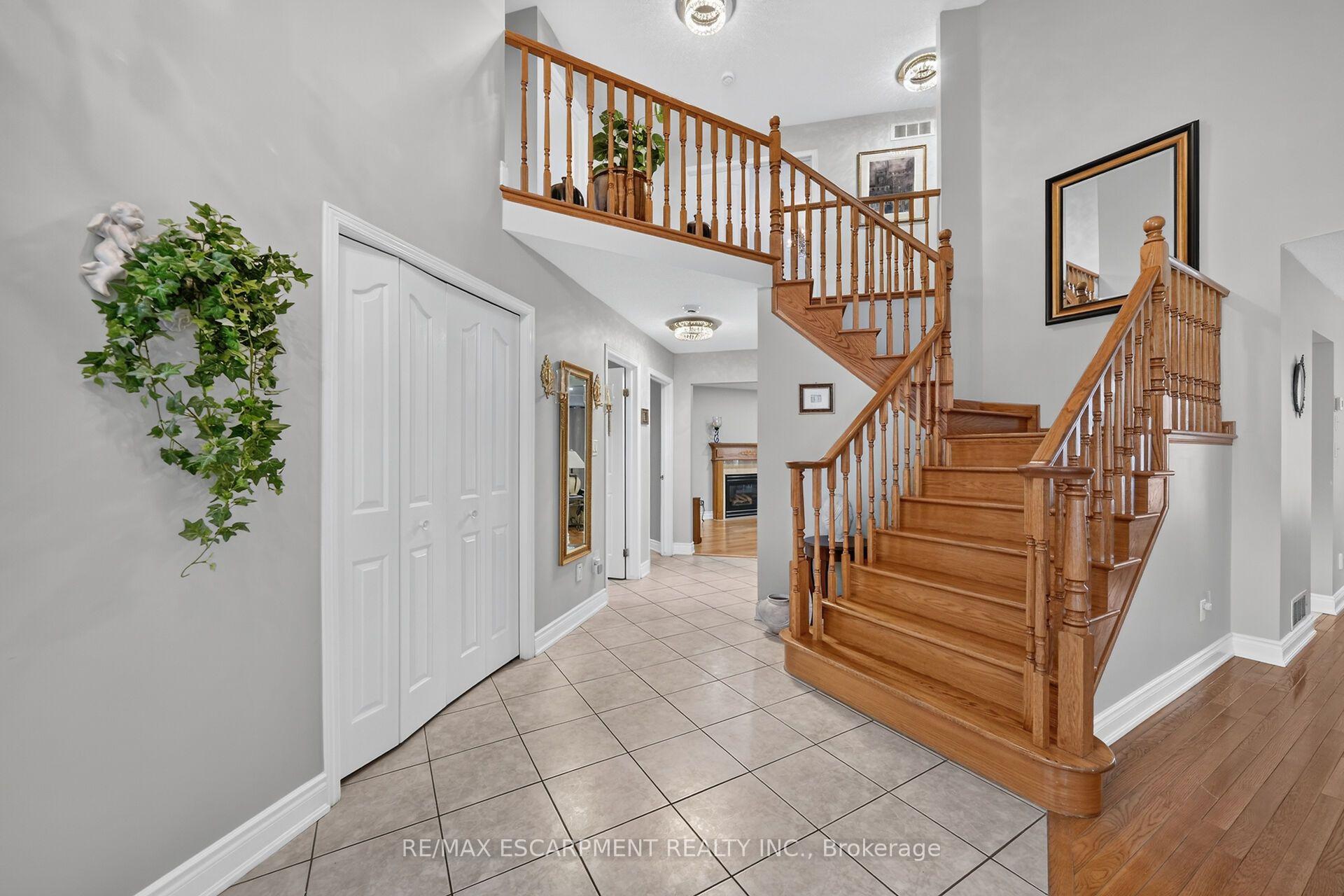 Photo 5 of 42 Hillgarden Drive, Hamilton, Stoney Creek Mountain — HOMEH