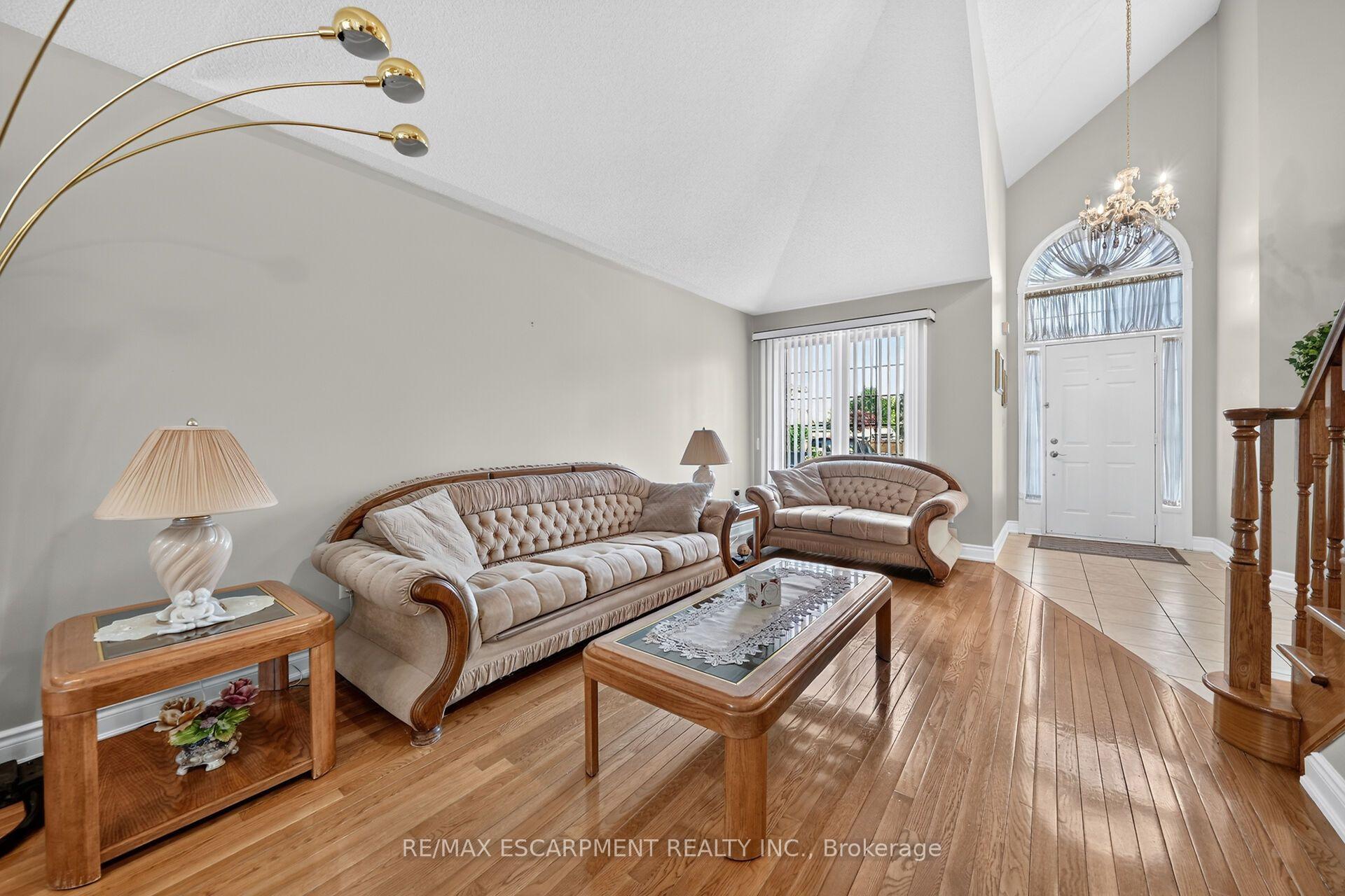 Photo 6 of 42 Hillgarden Drive, Hamilton, Stoney Creek Mountain — HOMEH