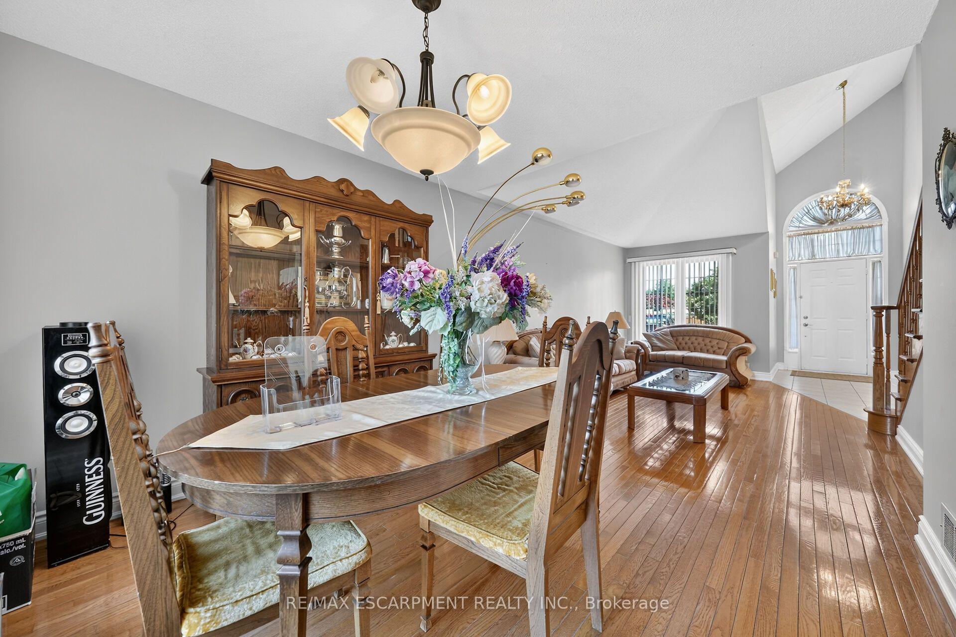 Photo 8 of 42 Hillgarden Drive, Hamilton, Stoney Creek Mountain — HOMEH