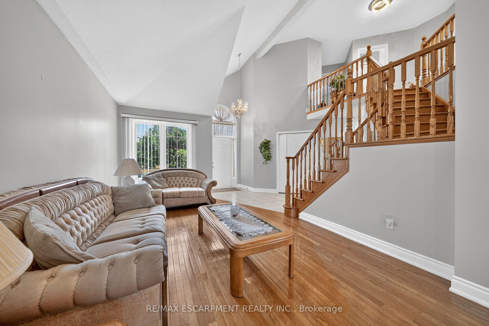Photo 9 of 42 Hillgarden Drive, Hamilton, Stoney Creek Mountain — HOMEH