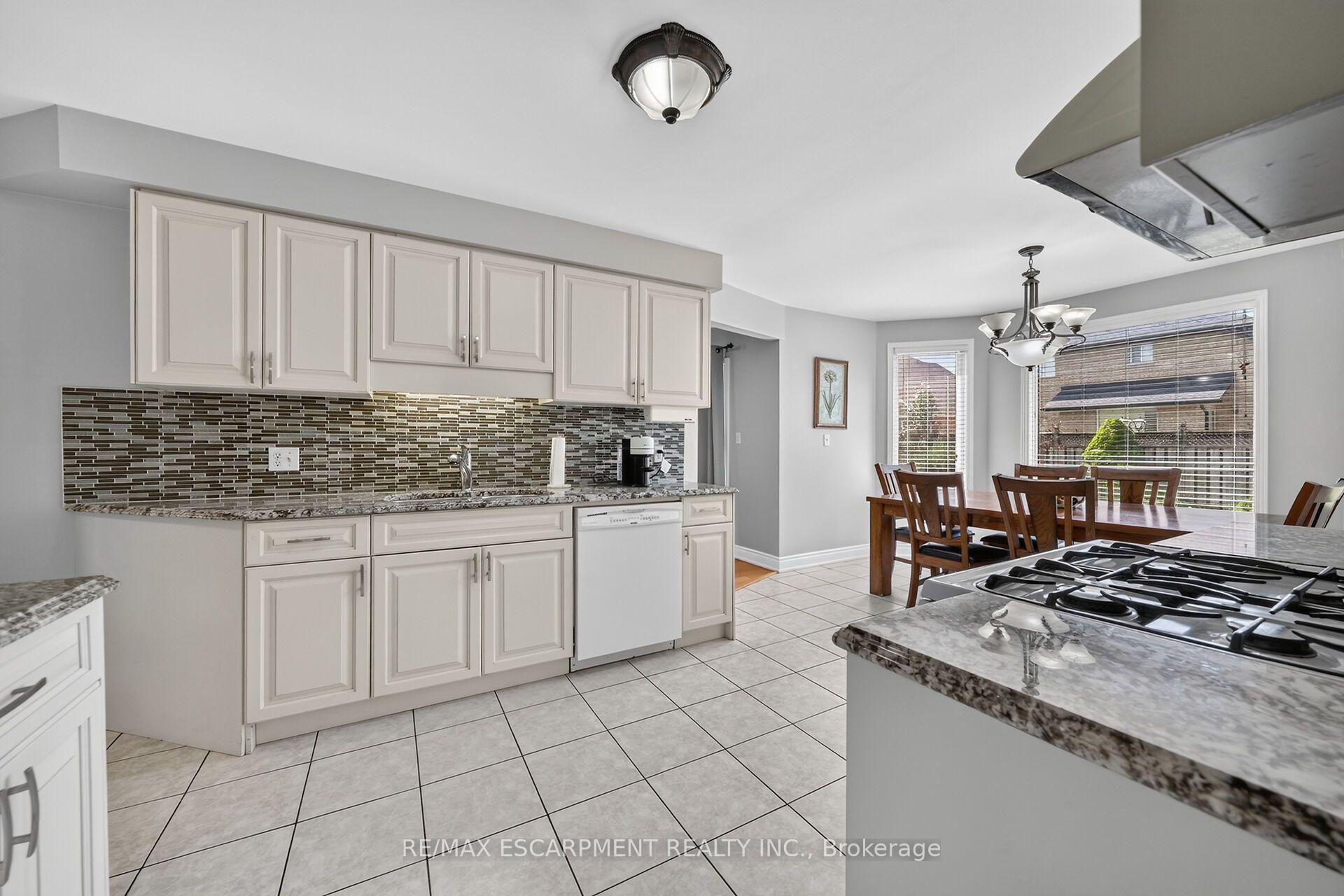 Photo 10 of 42 Hillgarden Drive, Hamilton, Stoney Creek Mountain — HOMEH